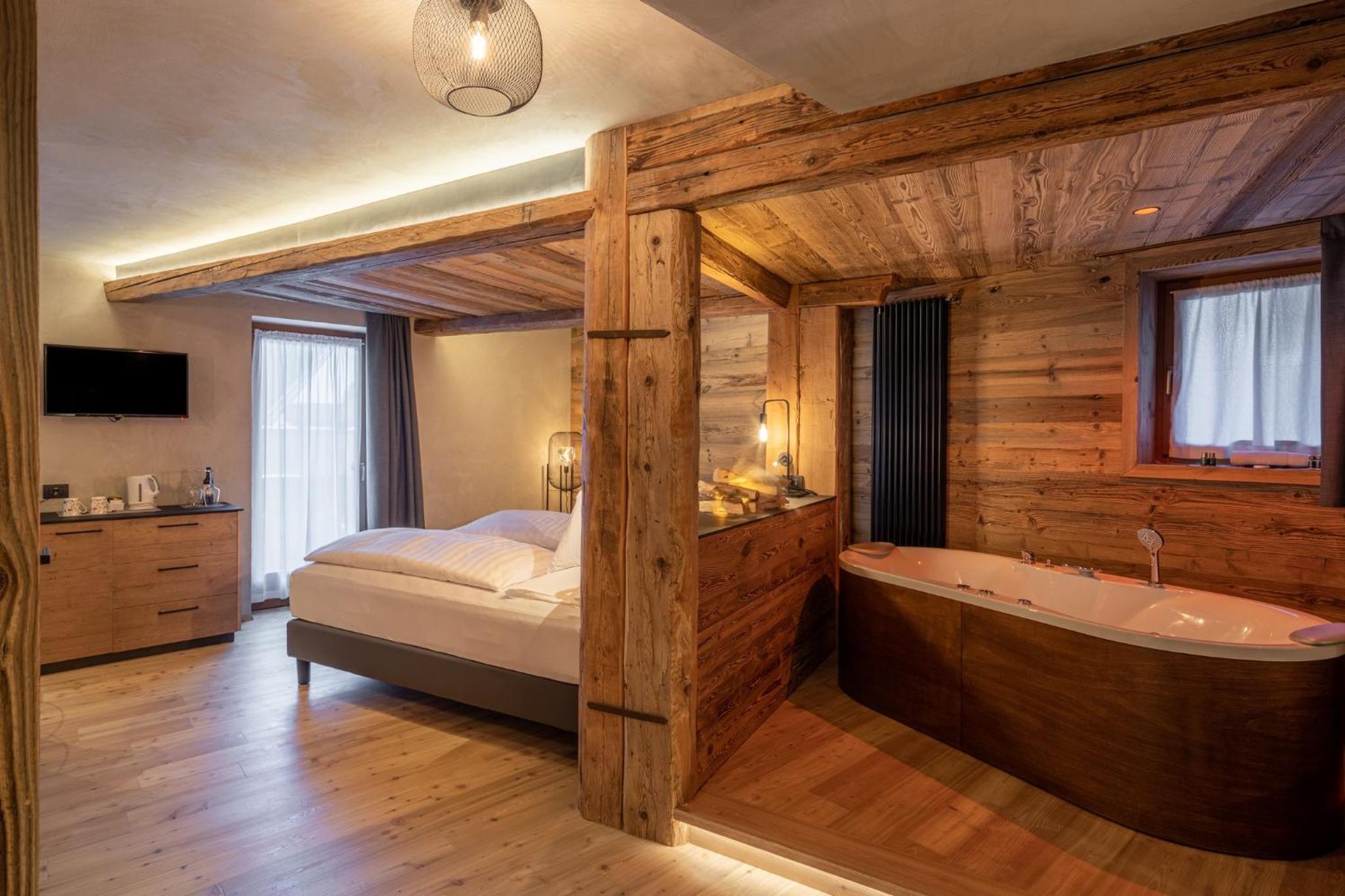 Deluxe Suite - Photo 12