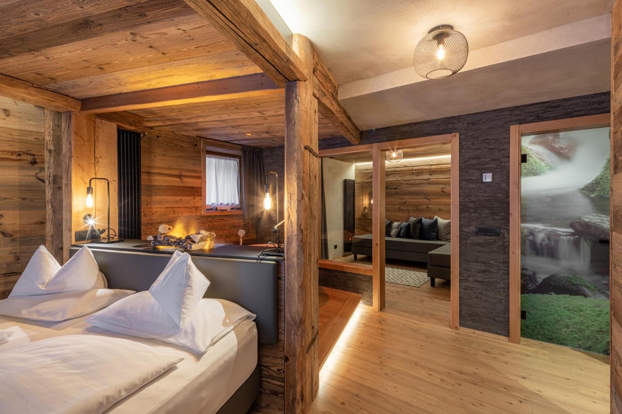 Deluxe Suite - Photo 11