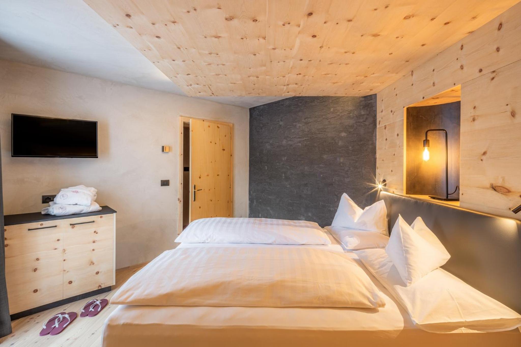Deluxe Suite - Photo 13