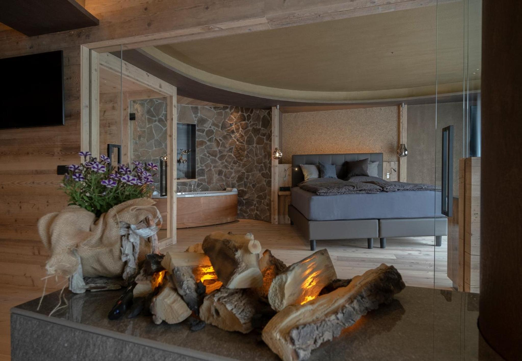 Deluxe Queen Suite with Sauna - Photo 13