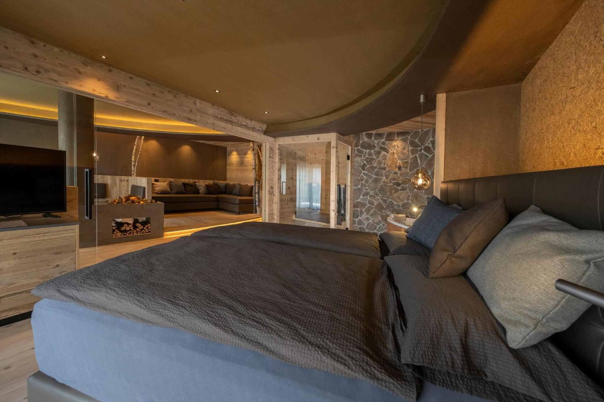 Deluxe Queen Suite with Sauna - Photo 7