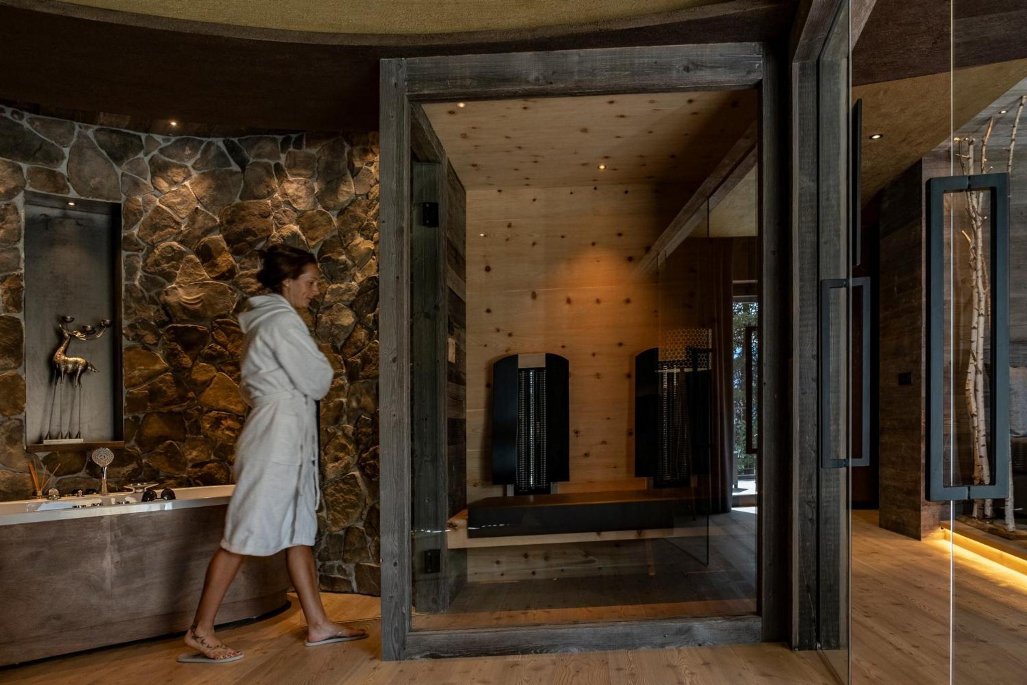 Deluxe Queen Suite with Sauna - Photo 5