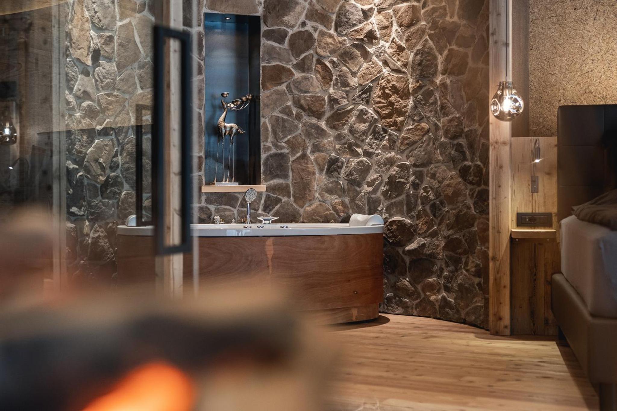 Deluxe Queen Suite with Sauna - Photo 6