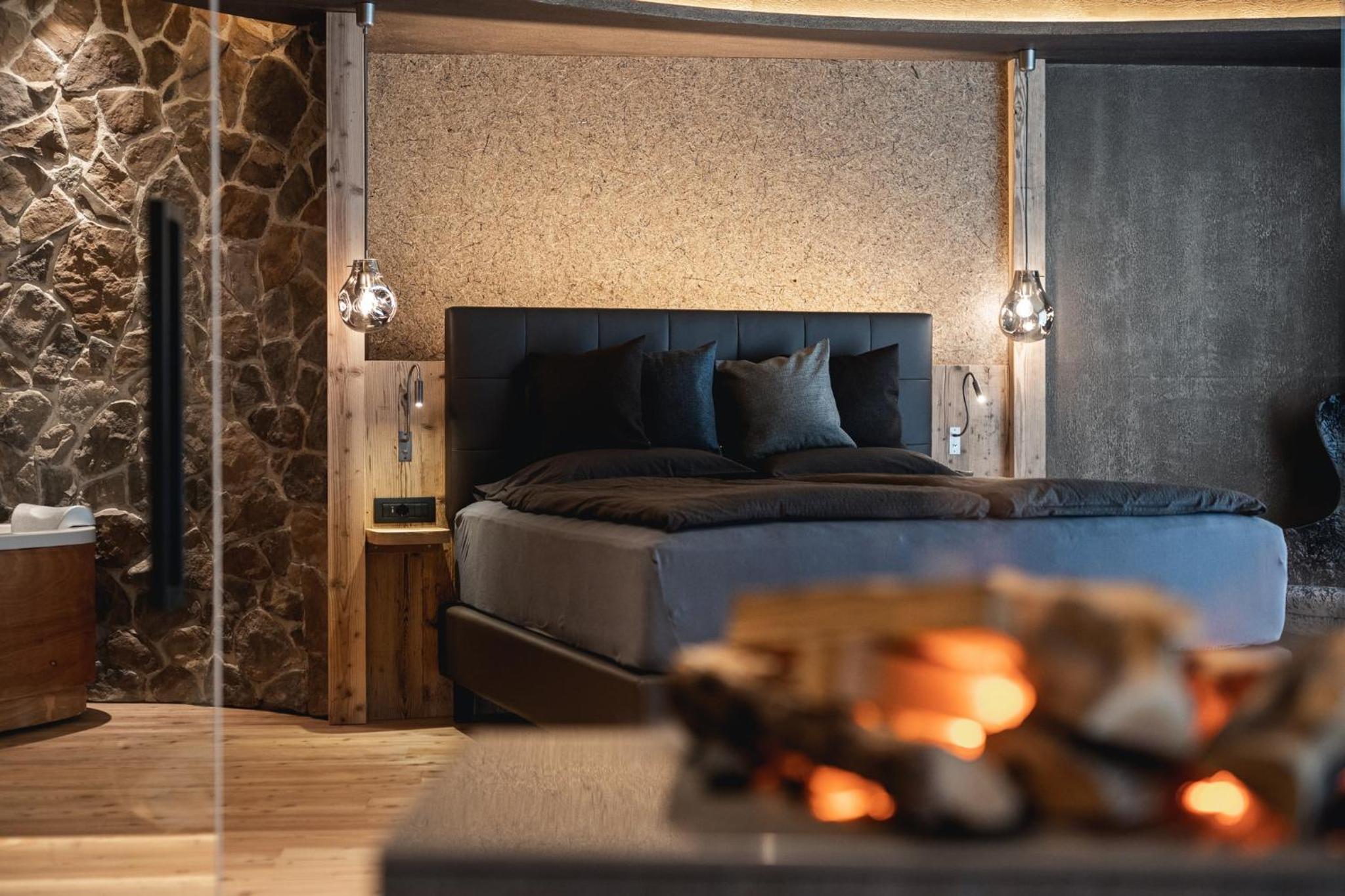 Deluxe Queen Suite with Sauna - Photo 16