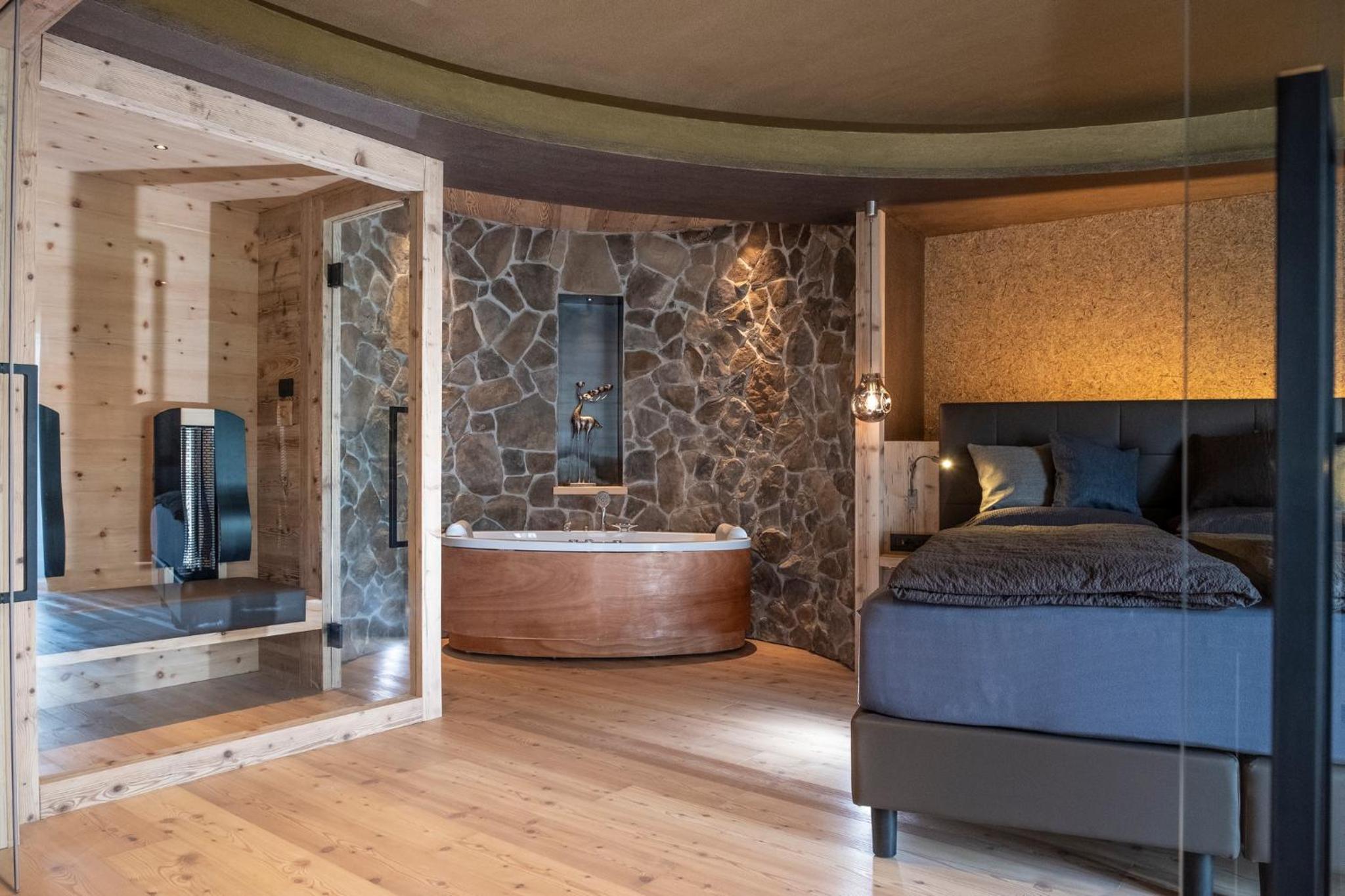 Deluxe Queen Suite with Sauna - Photo 12