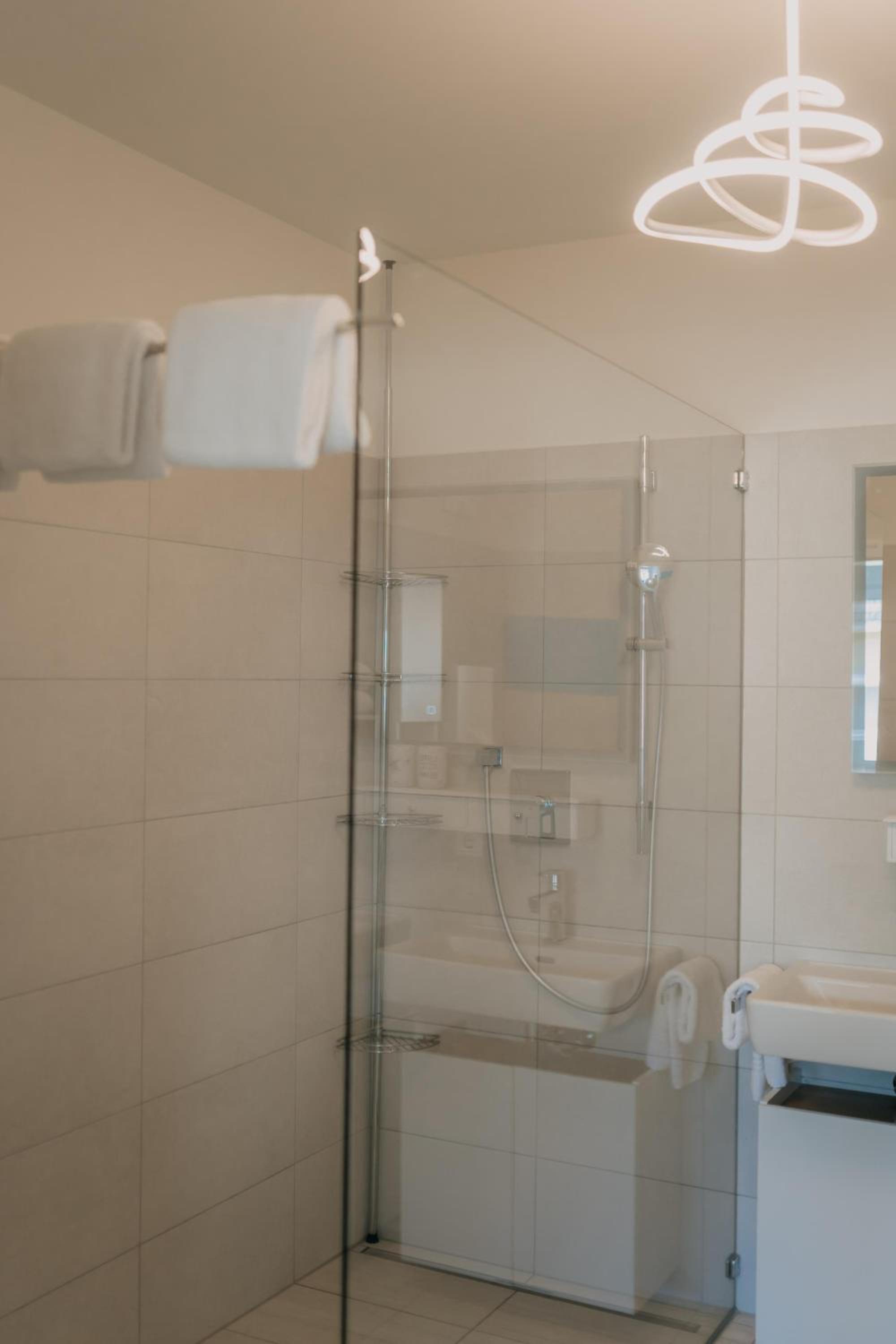 Two-Bedroom Apartment with Shower photo 2