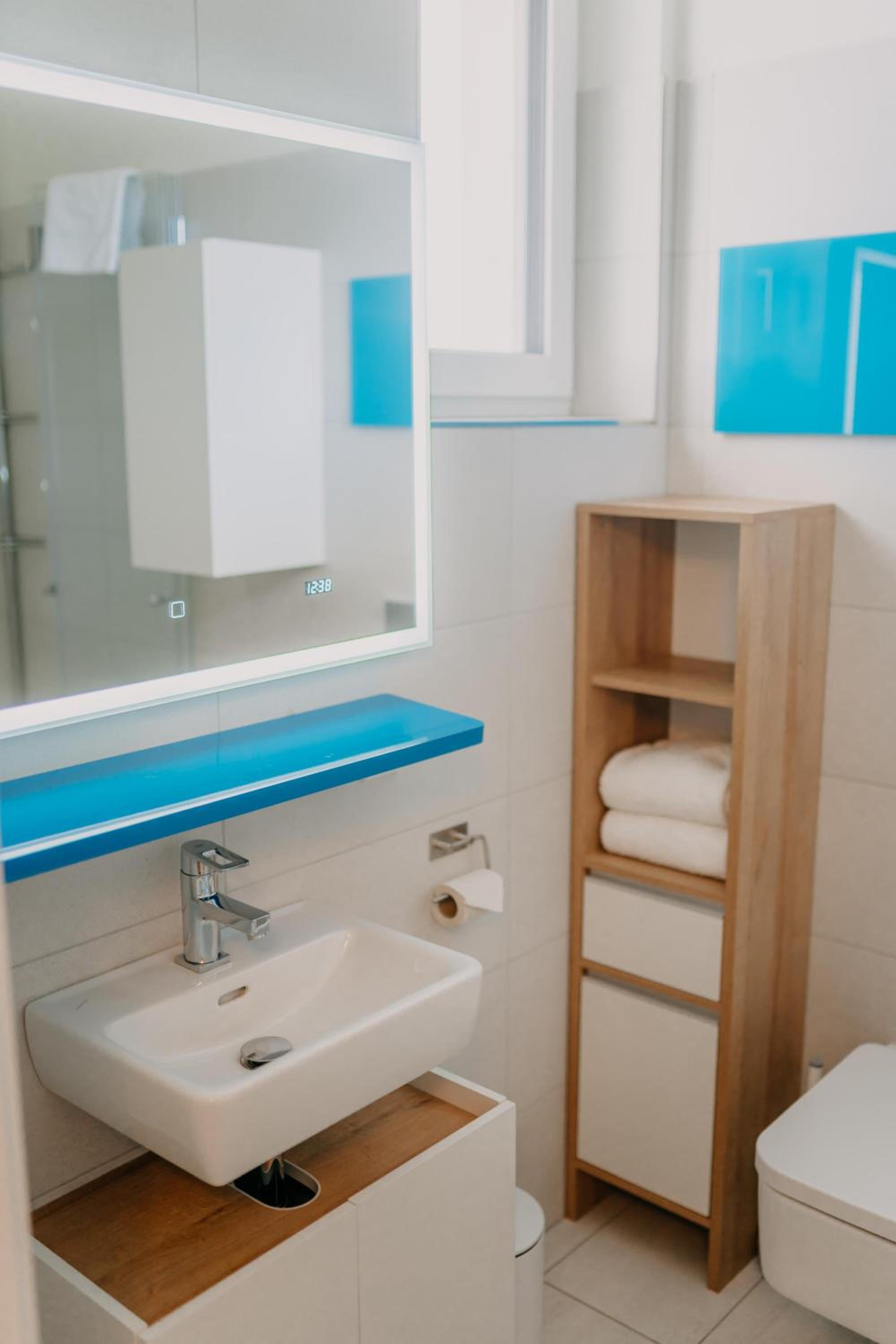 Two-Bedroom Apartment with Shower photo 3