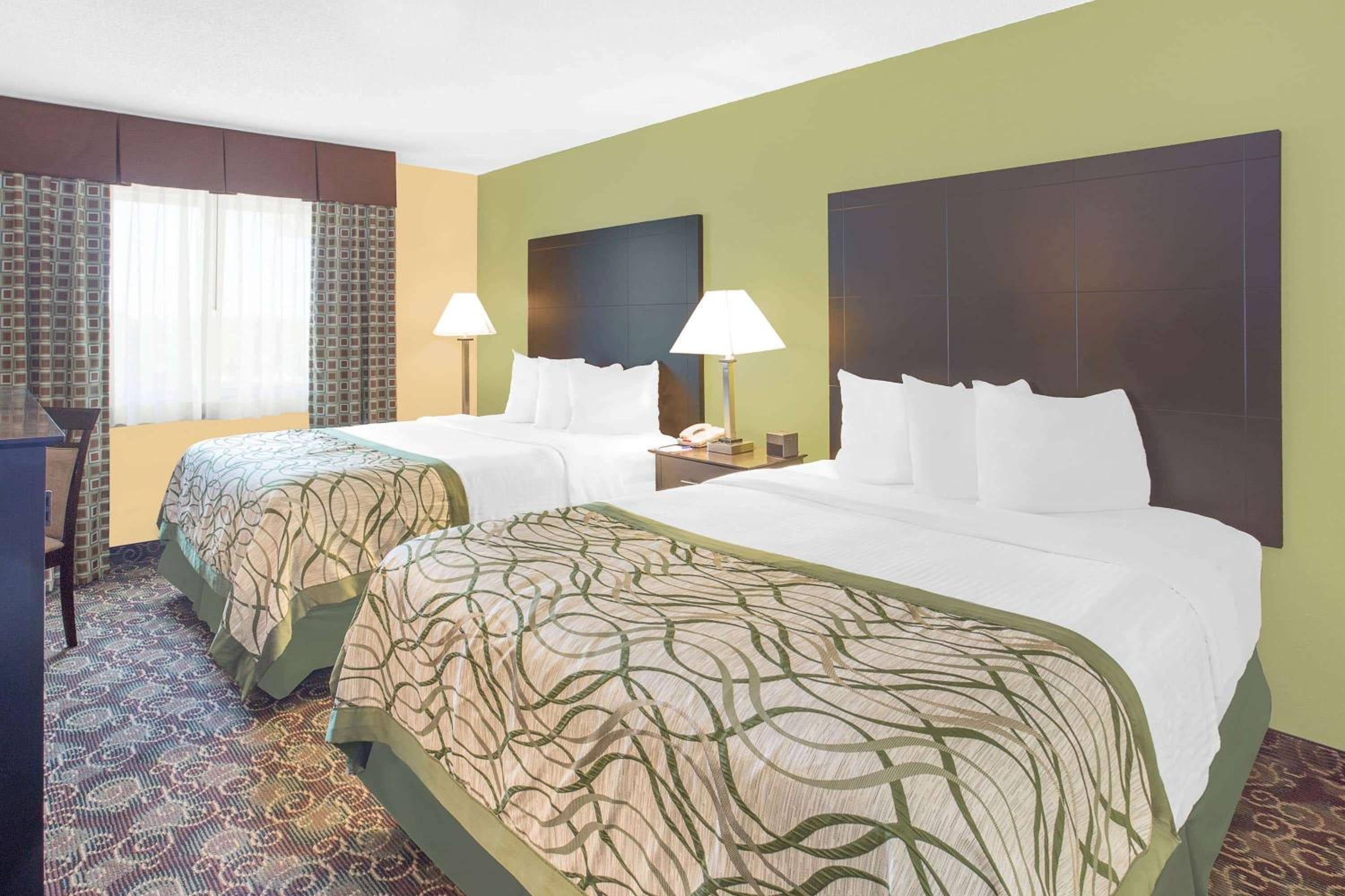 Queen Room with Two Queen Beds - Pet Friendly/Non-Smoking photo 2