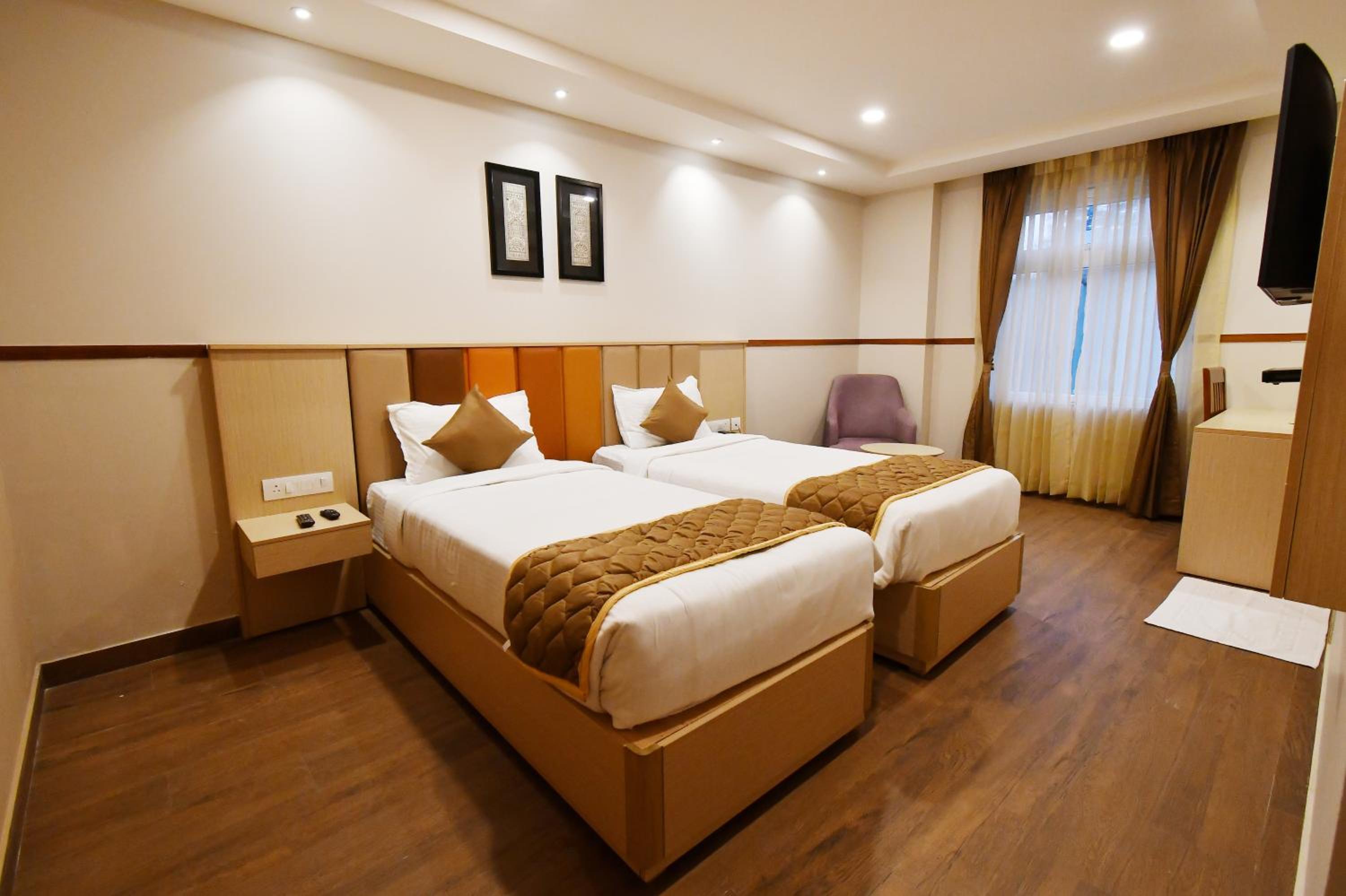 Large Twin Room - Photo 12