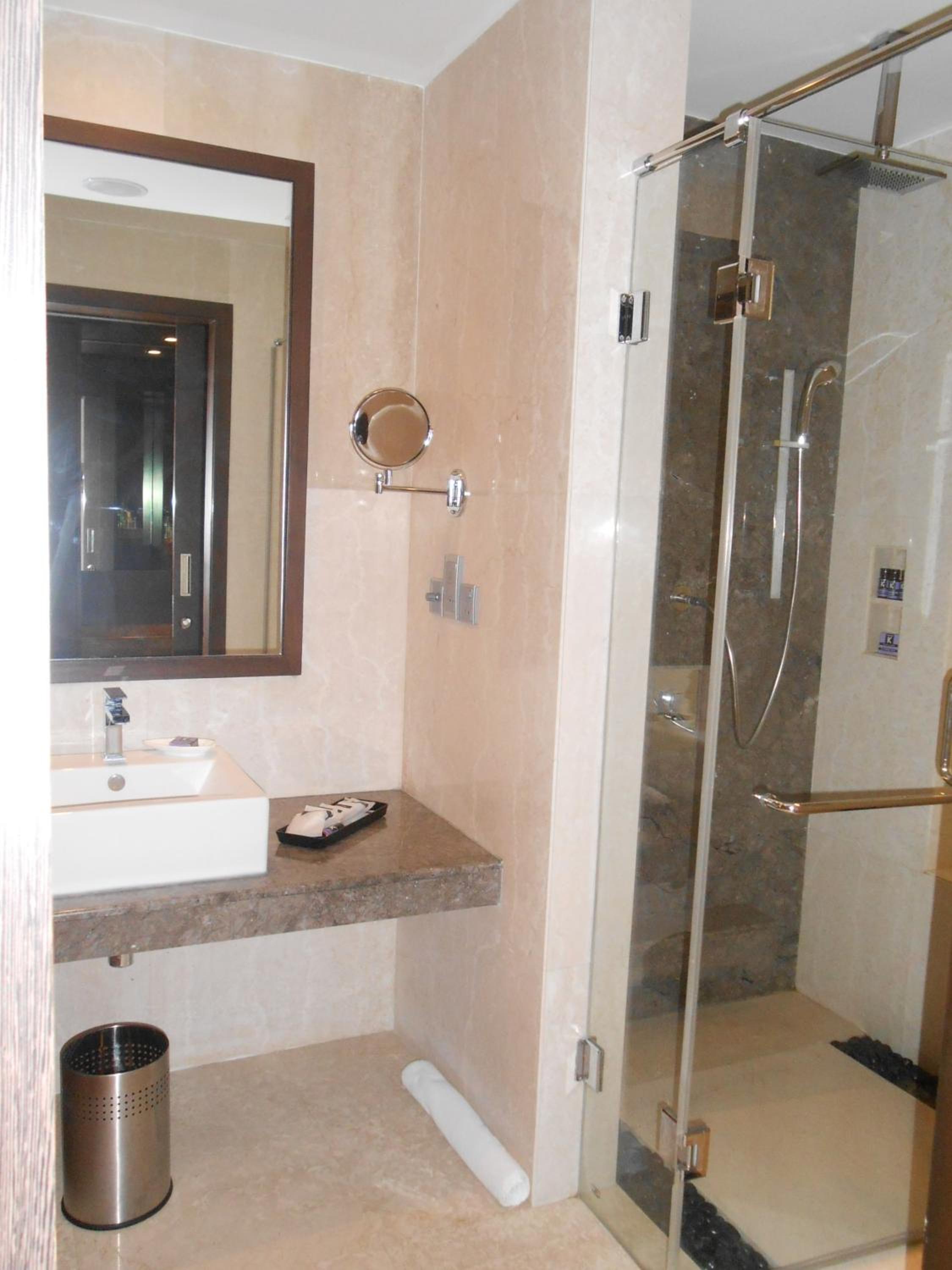 Deluxe Twin Room (Complimentary Welcome Drink on arrival) thumbnail 5