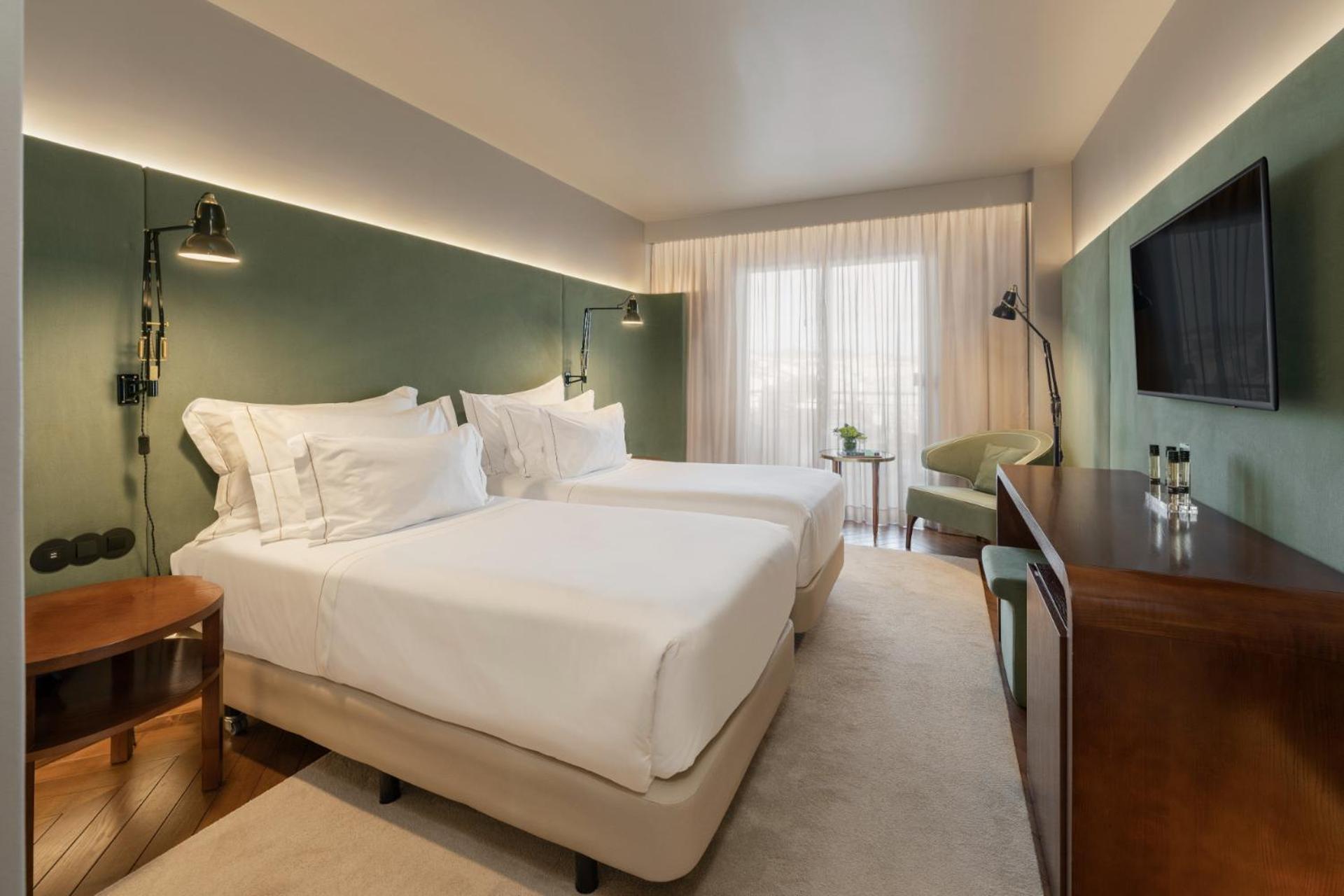 Double or Twin Room with City View - Photo 3