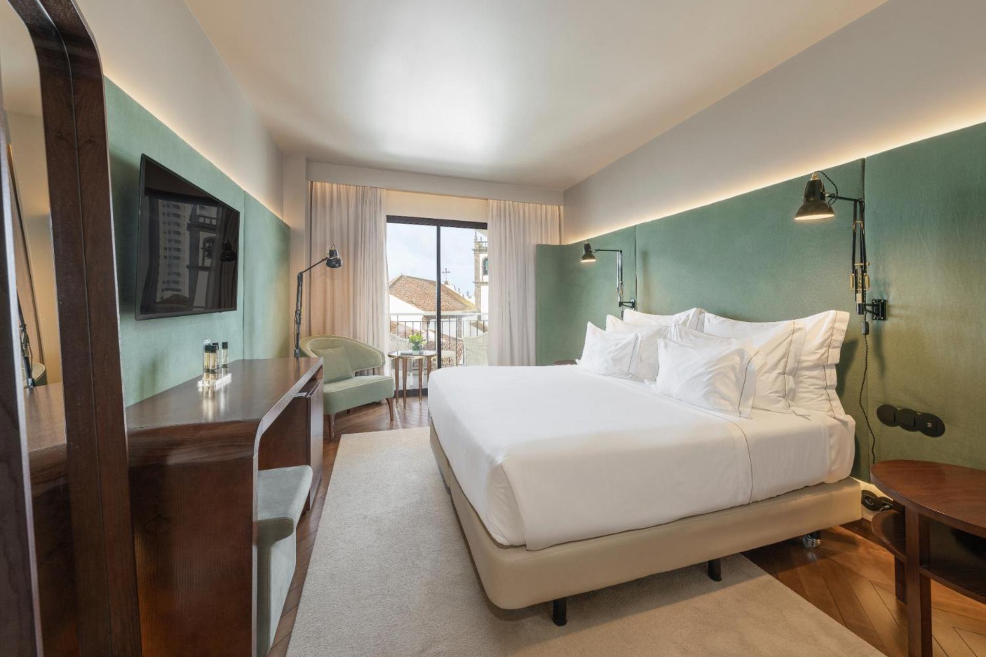 Double or Twin Room with City View - Photo 1