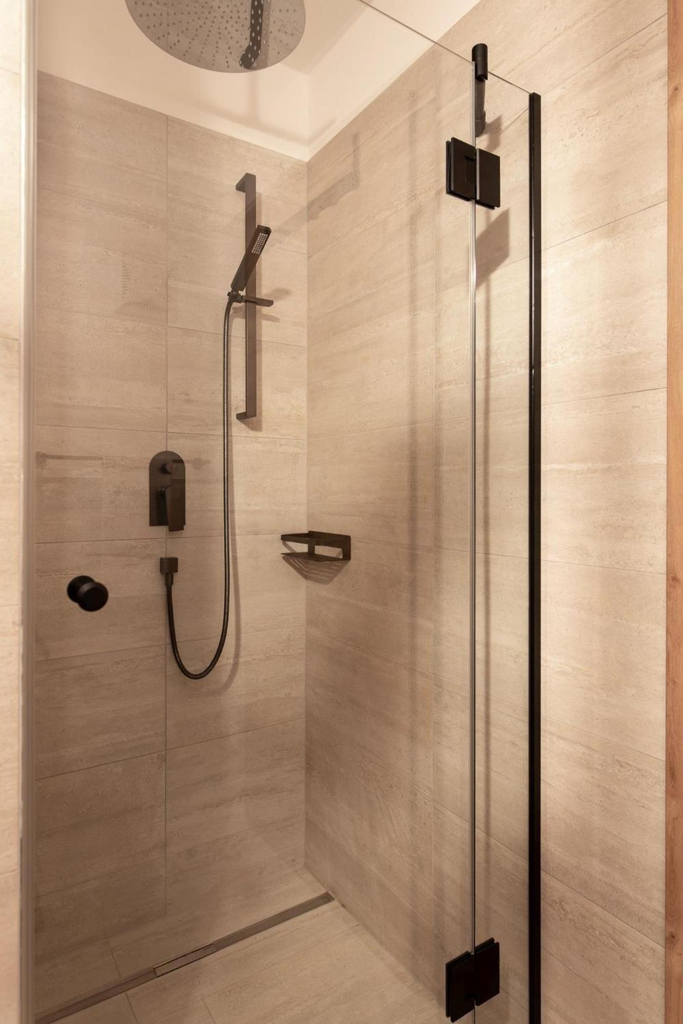 One-Bedroom Apartment with Shower photo 3