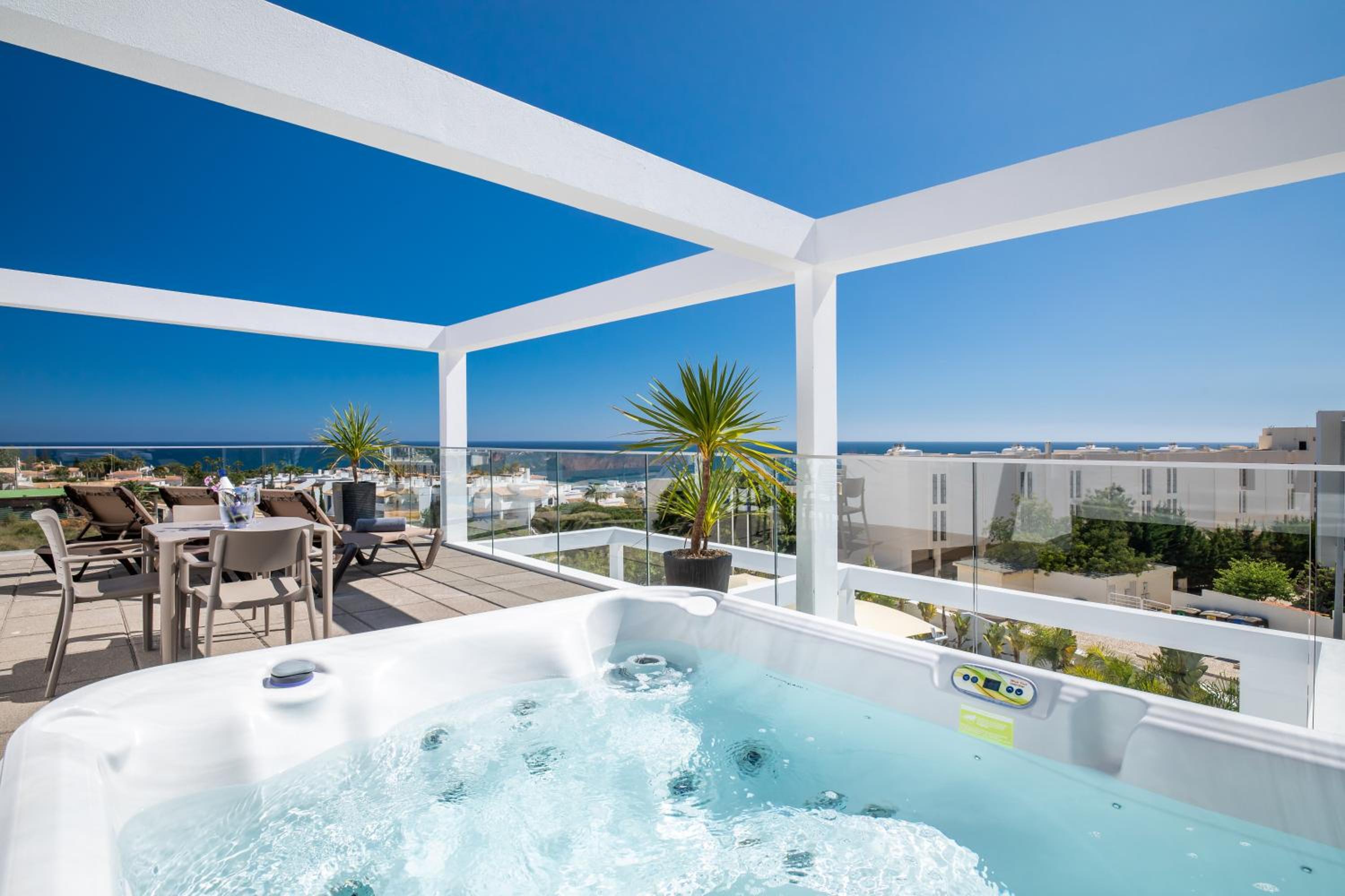 Premium Double Room with Hot Tub and Sea View - Photo 10