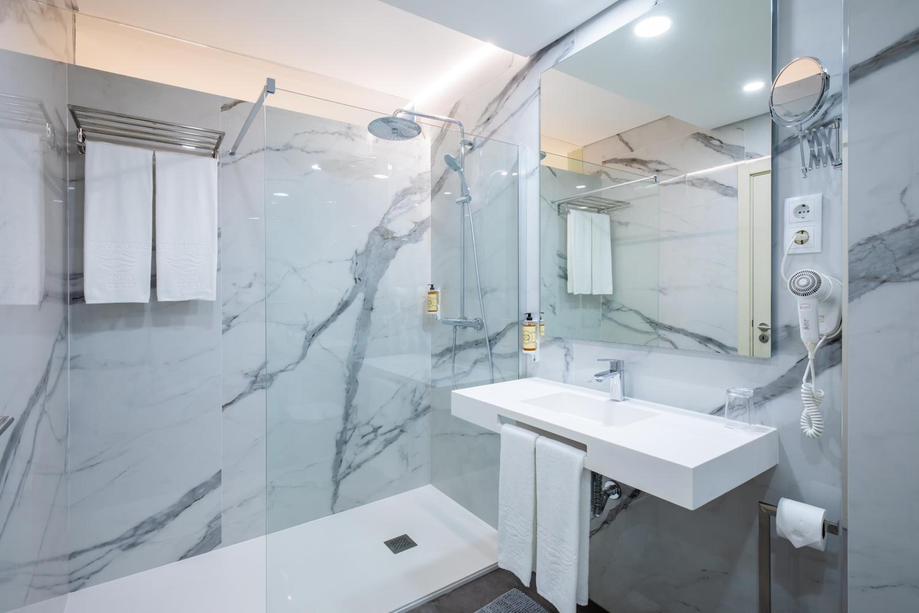 Standard Double or Twin Room - Photo 4