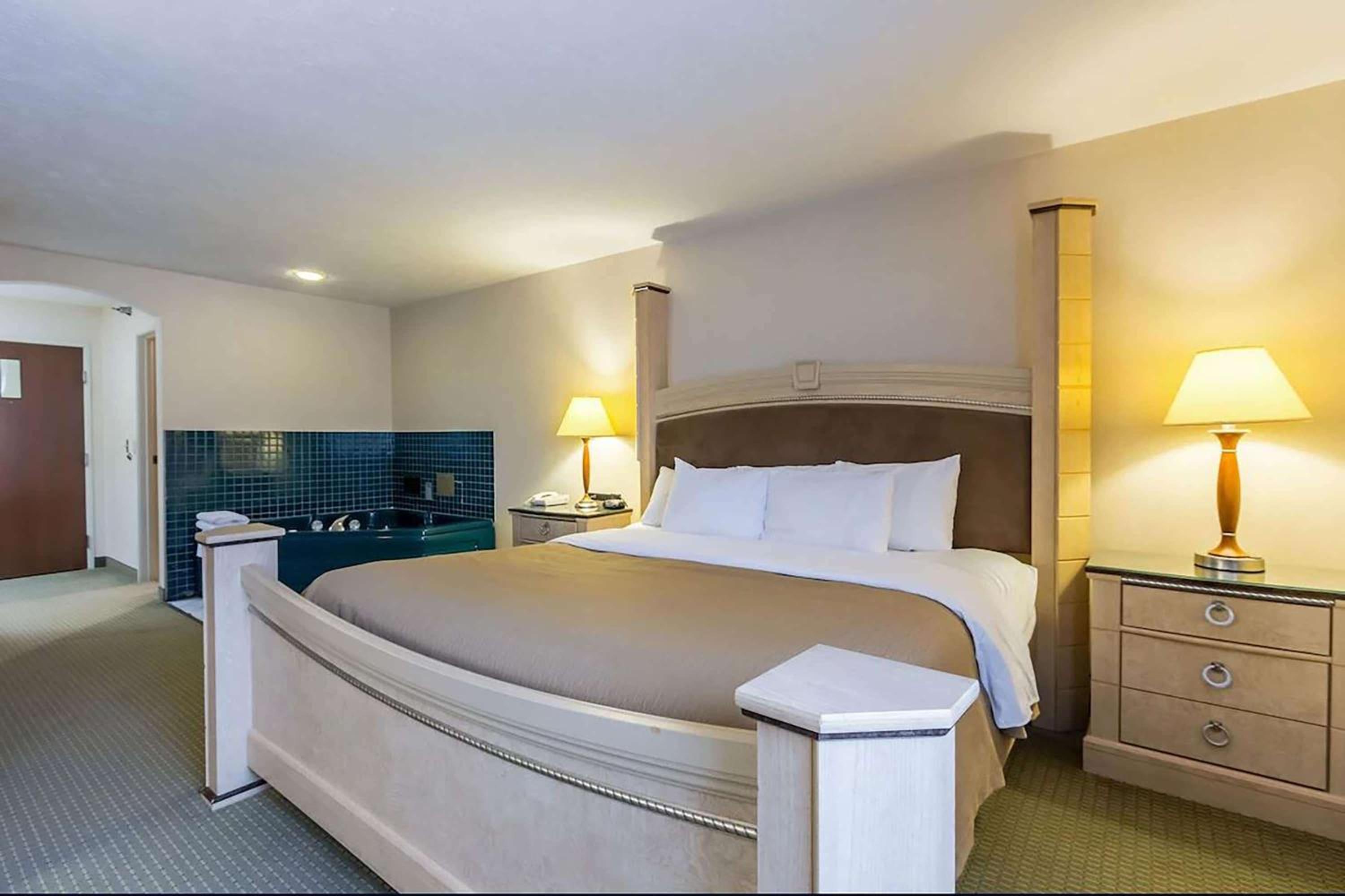 Deluxe King Suite - Non-Smoking