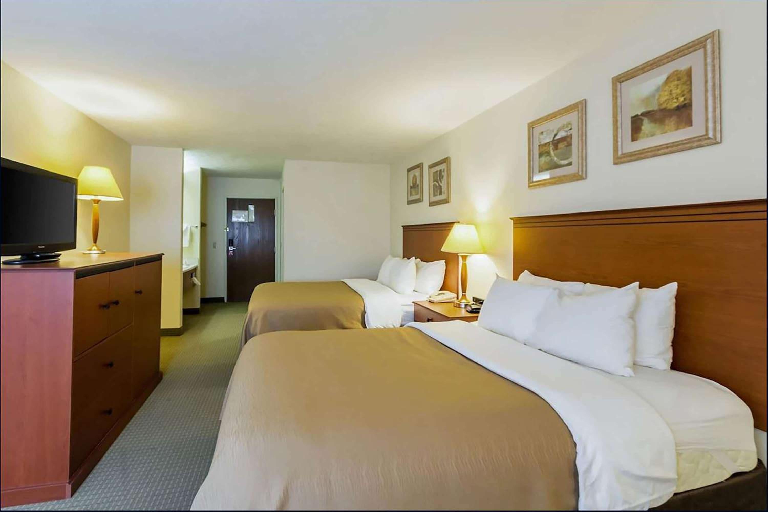 Queen Room With Two Queen Beds - Non-Smoking - Photo 1