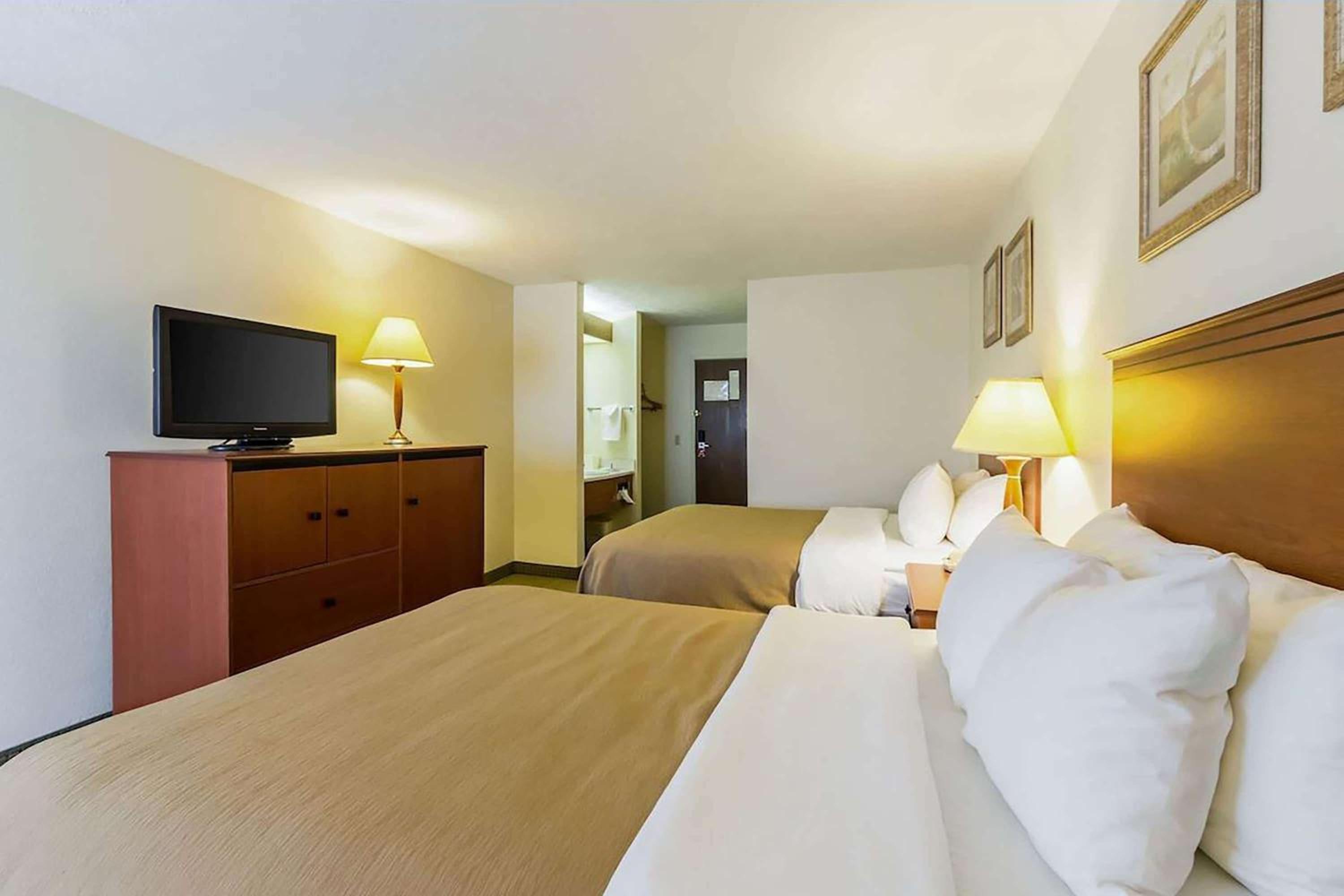 Queen Room With Three Queen Beds - Non-Smoking - Photo 1