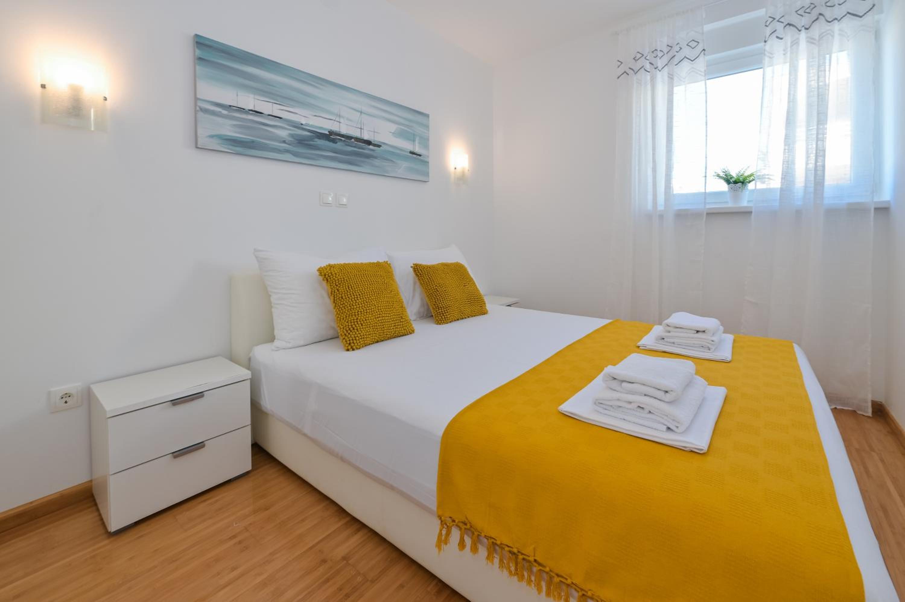 Appartamento Deluxe con 2 Camere da Letto, Piscina Privata e Vista Mare Parziale
