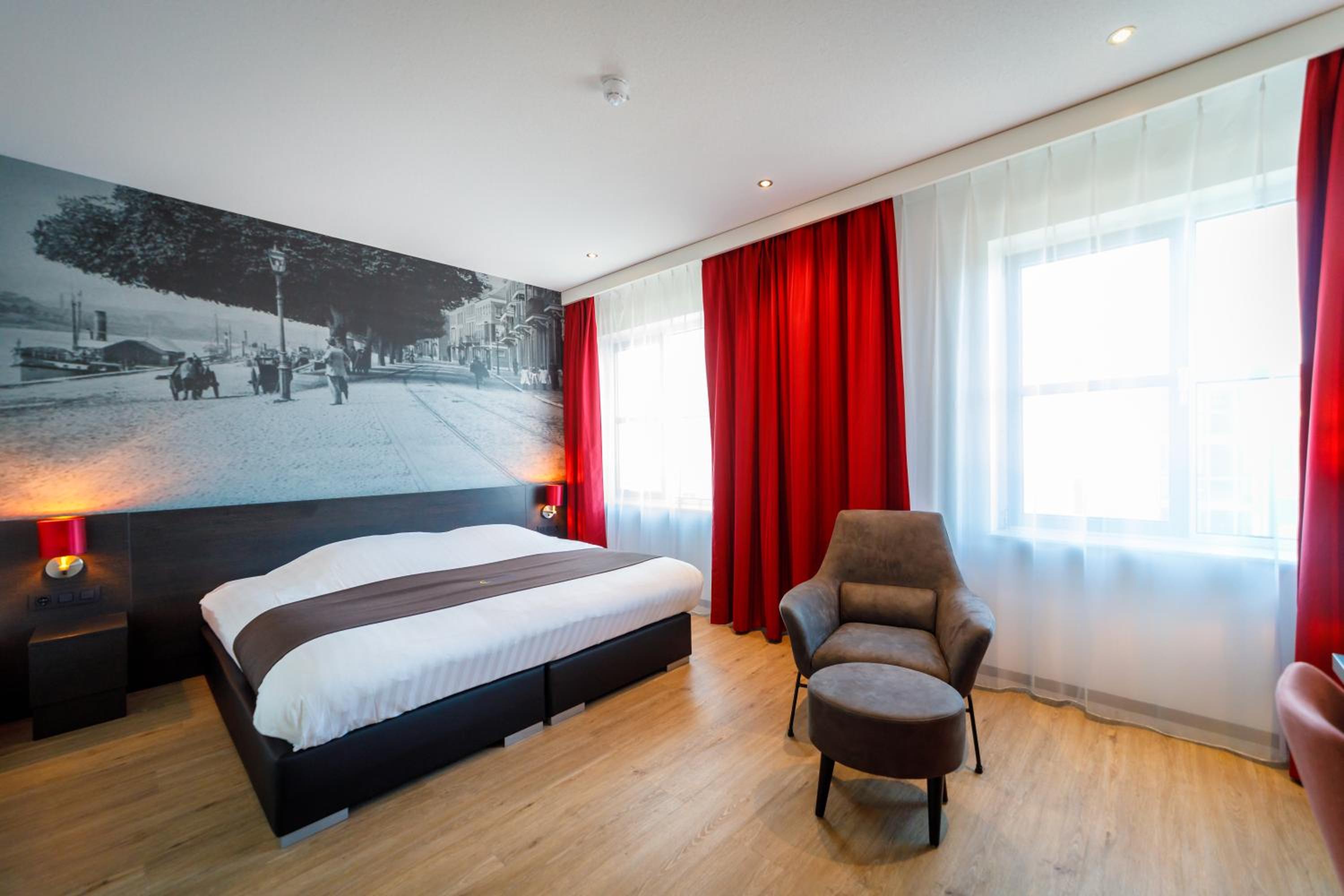Deluxe King Room photo 1