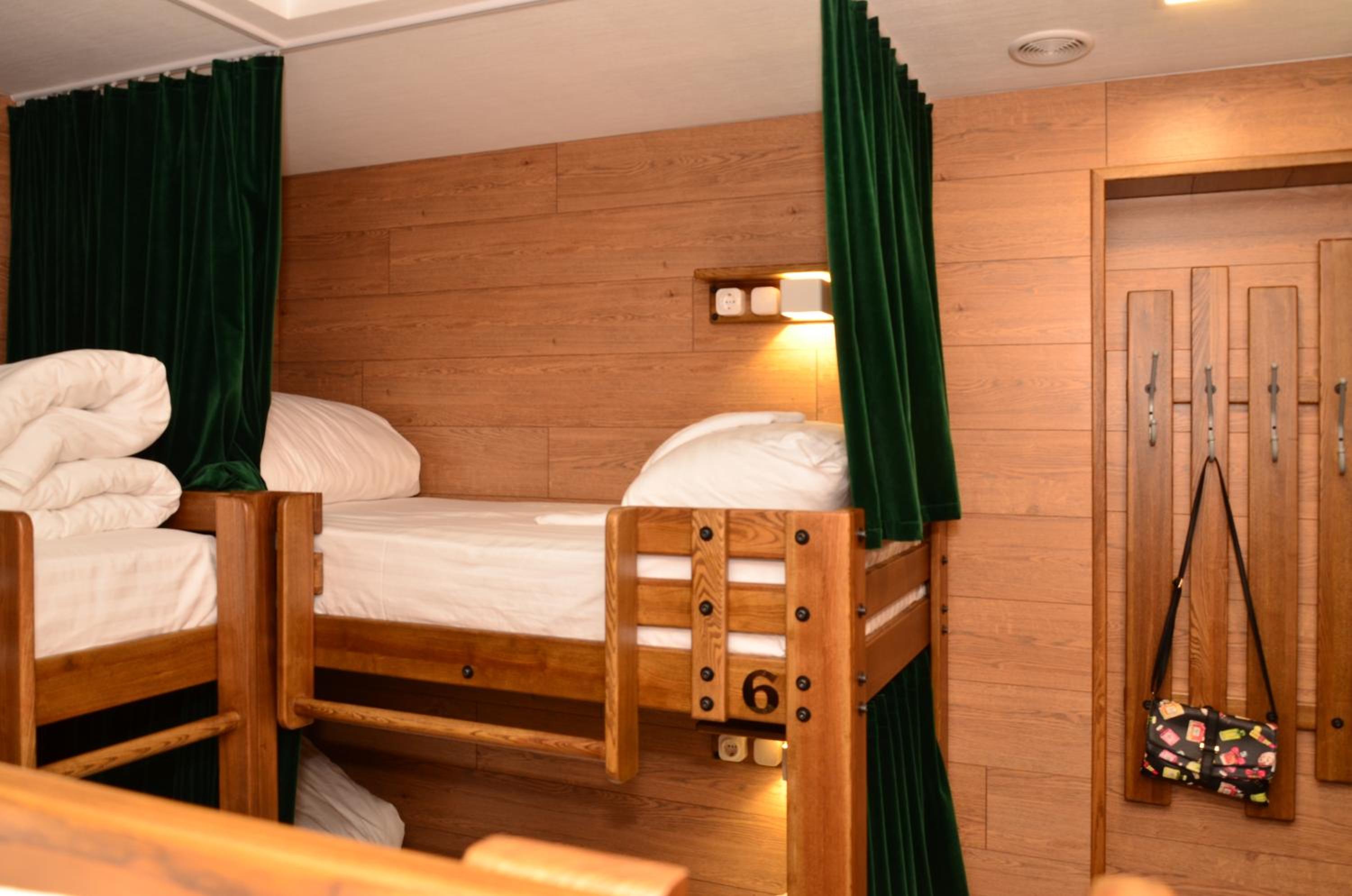 Bed in 6-Bed Mixed Dormitory Room photo 2