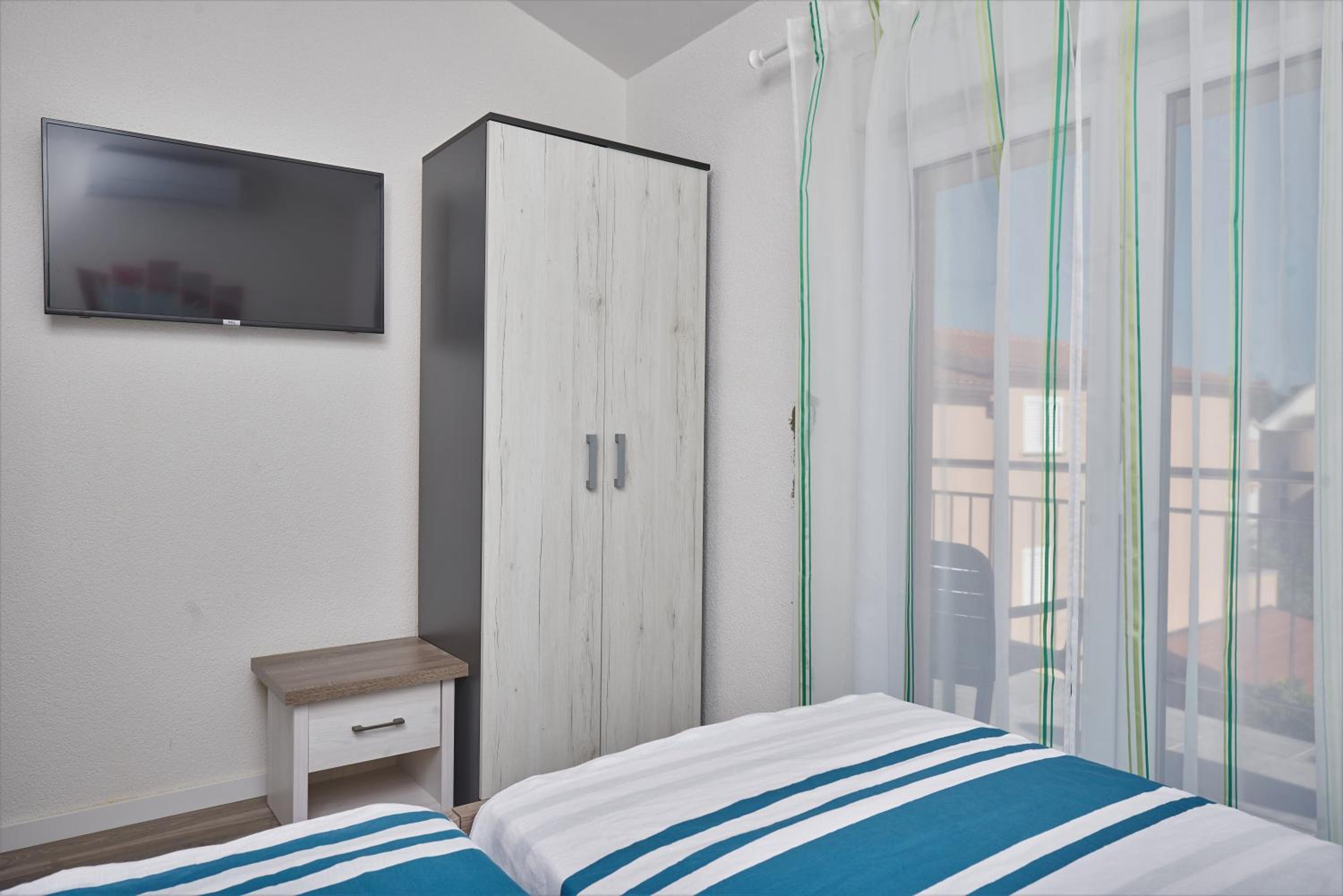 Twin Room with Sea View - Photo 8