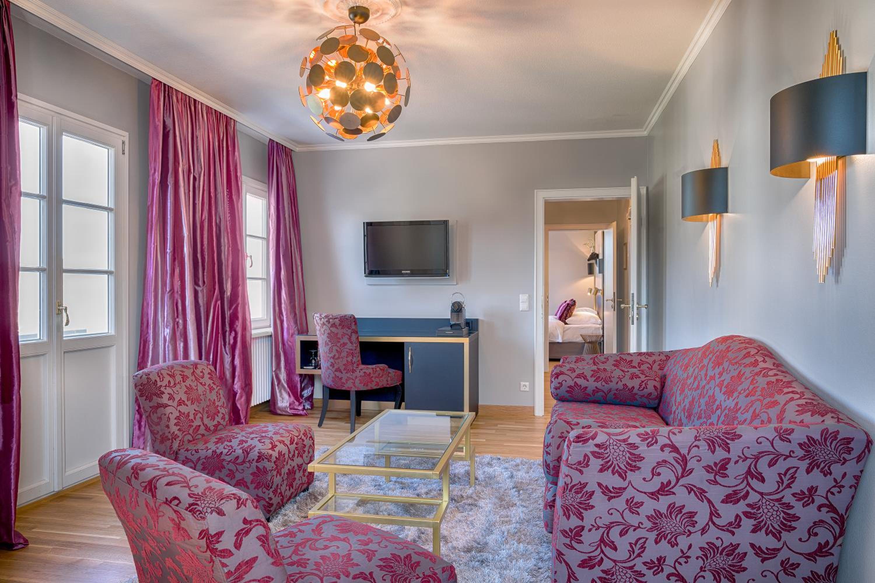 Deluxe Junior Suite photo 3