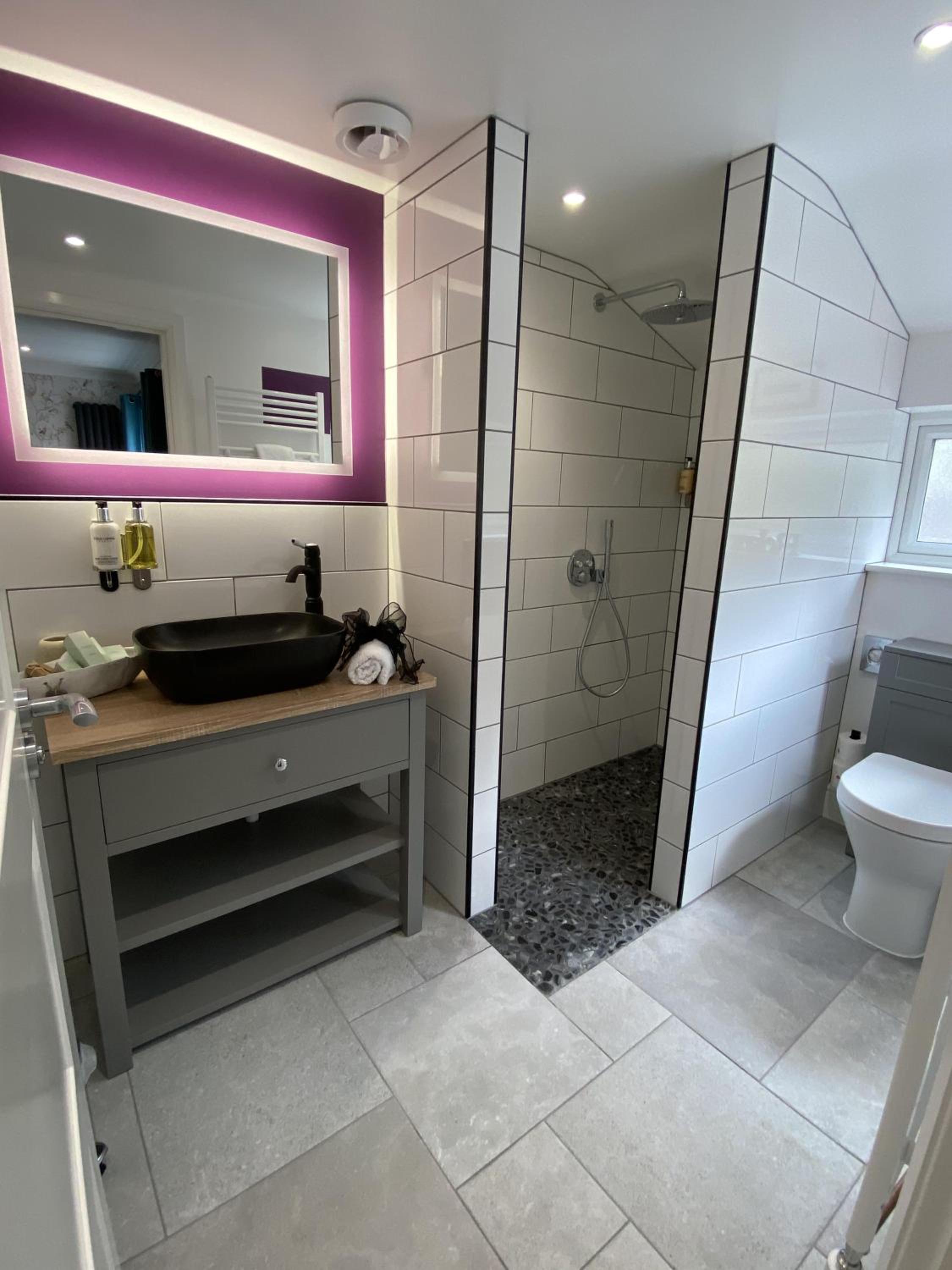 Deluxe King Room - Photo 7