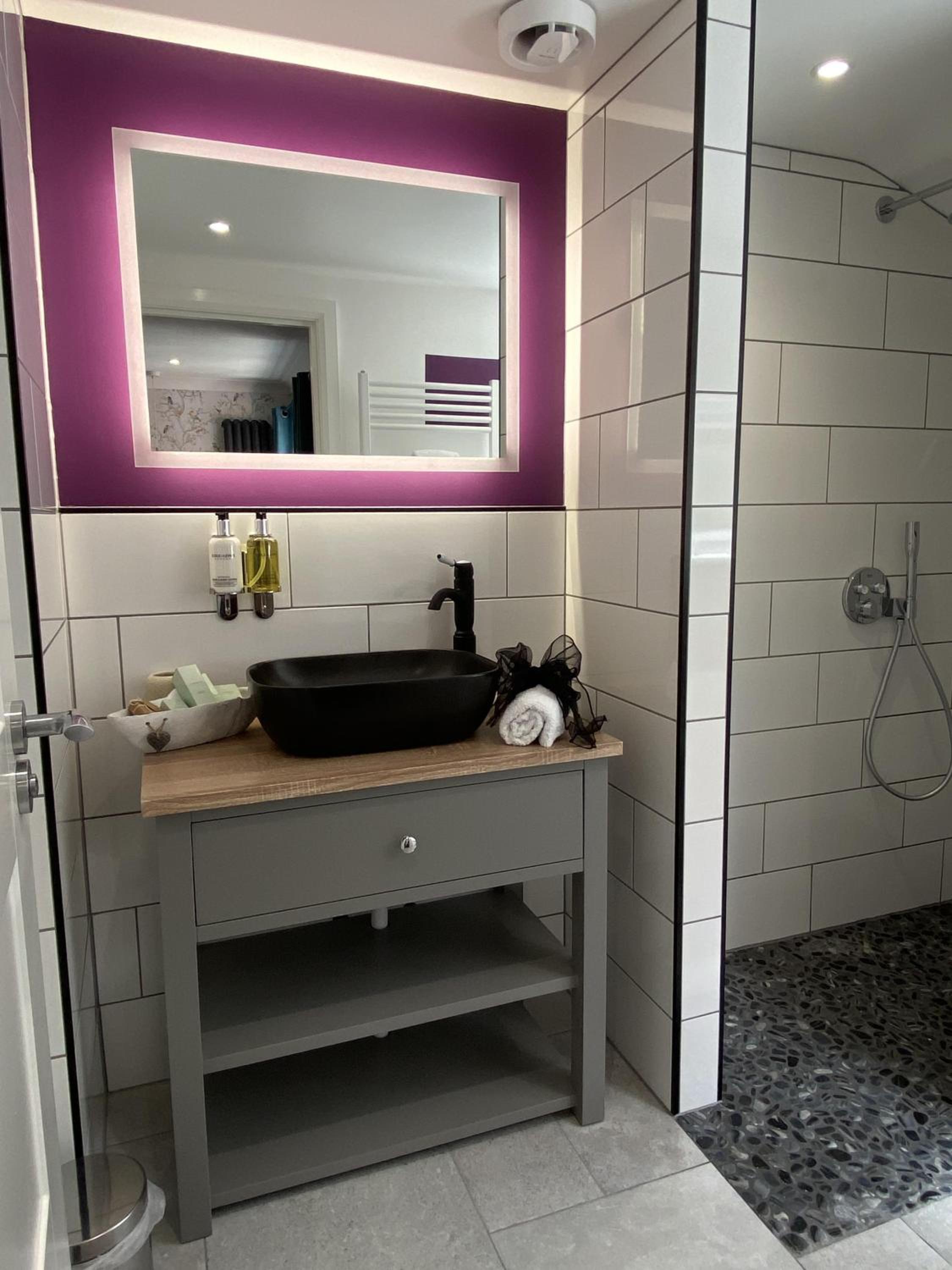 Deluxe King Room - Photo 10