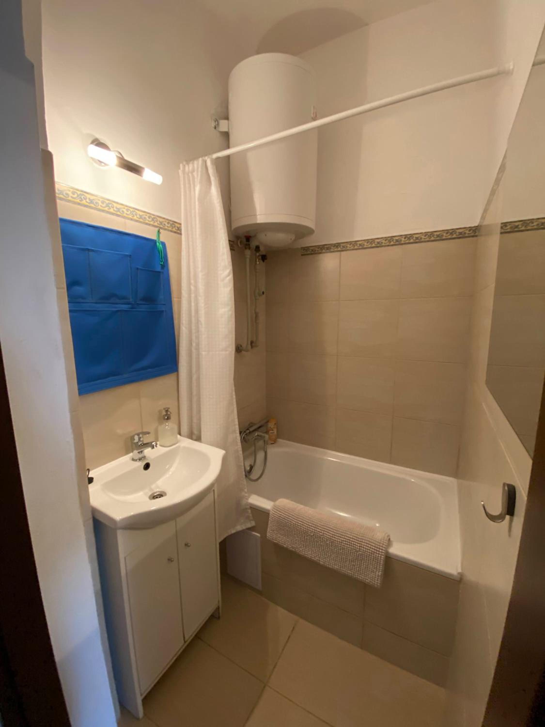Double Room with Private Bathroom - Photo 9