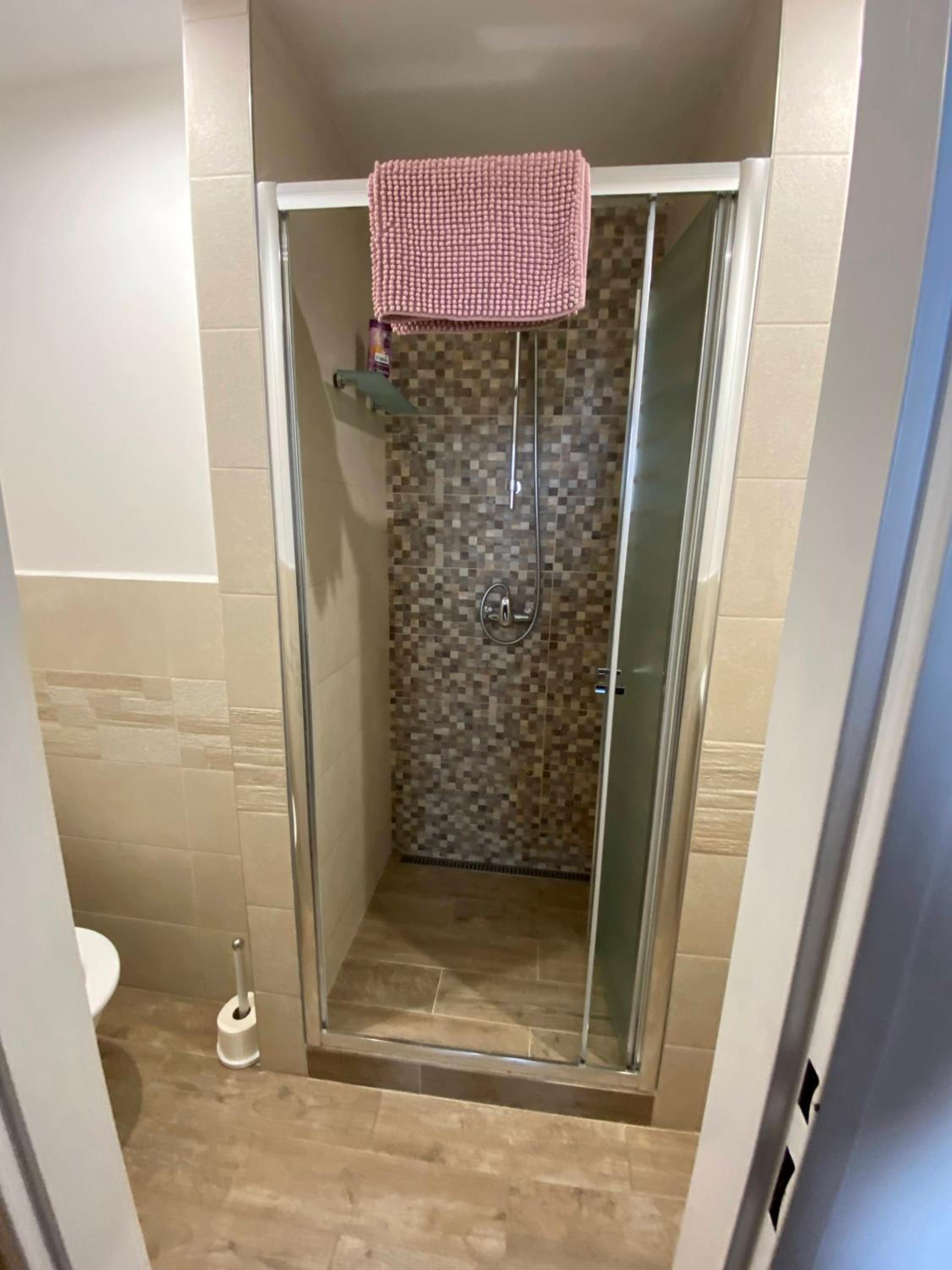 Double Room with Private Bathroom - Photo 11