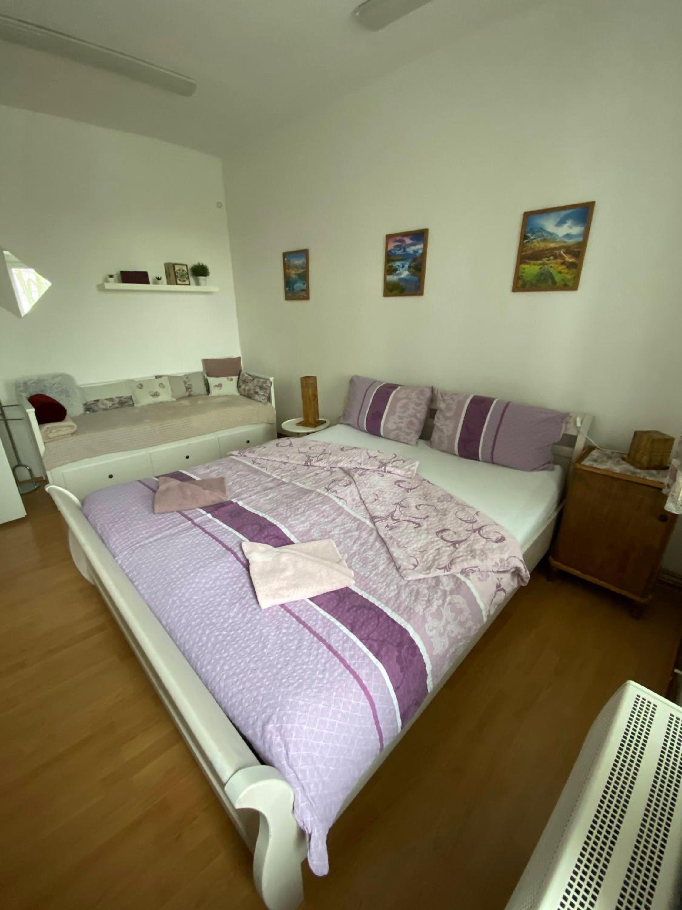 Double Room with Private Bathroom - Photo 2