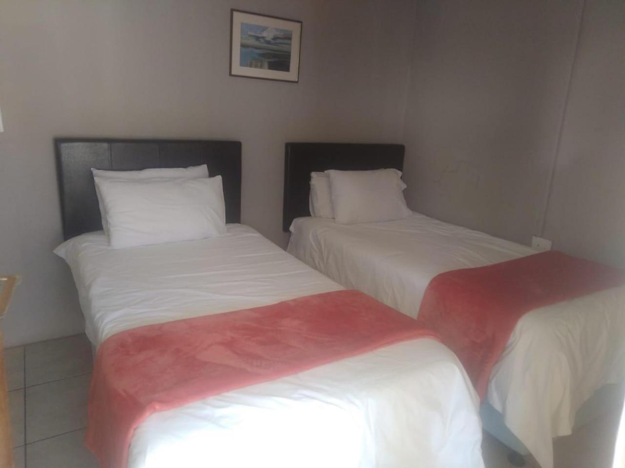 Twin Room - Photo 2