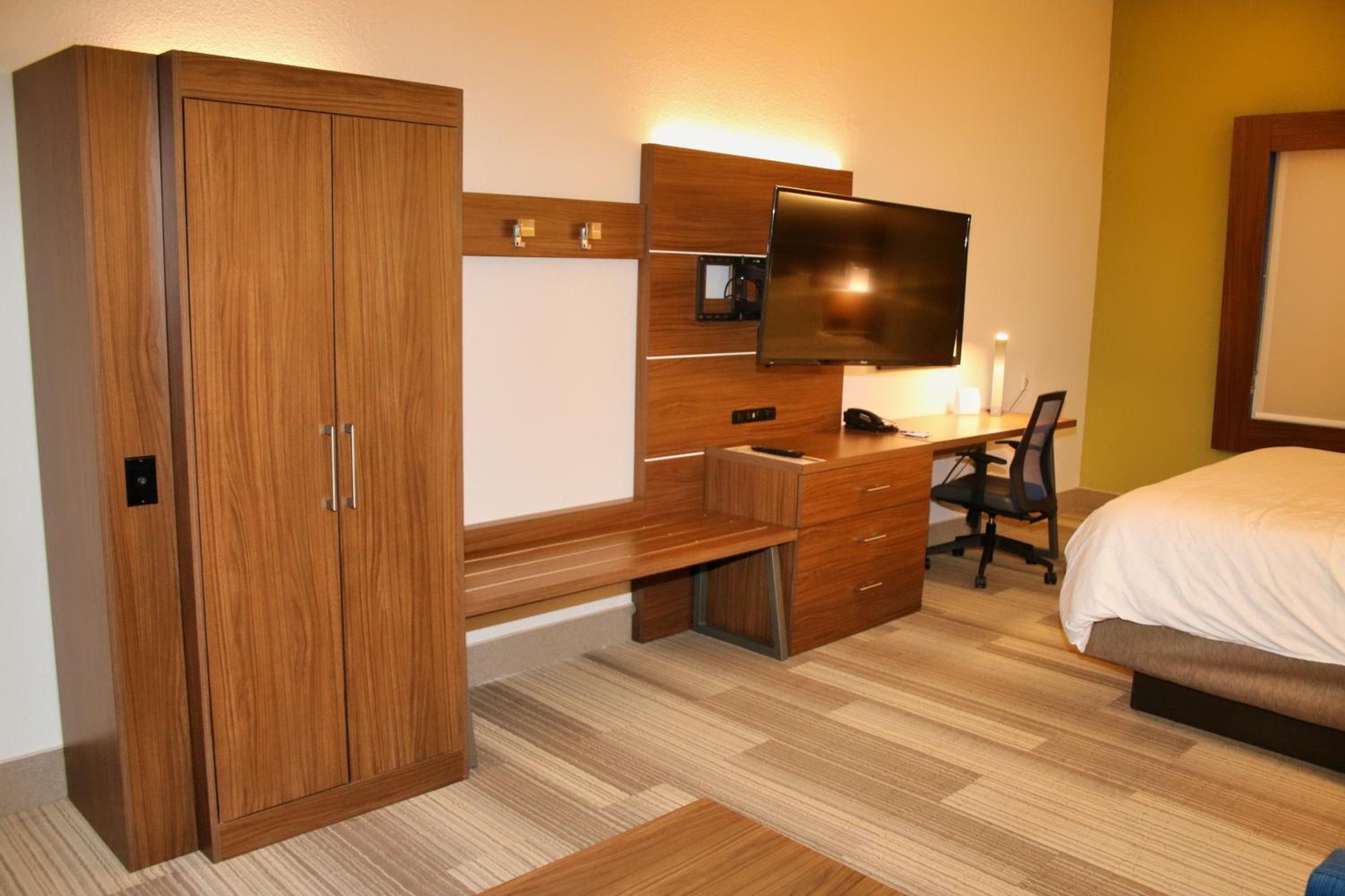 Standard King Room with Shower Bath - Photo 6