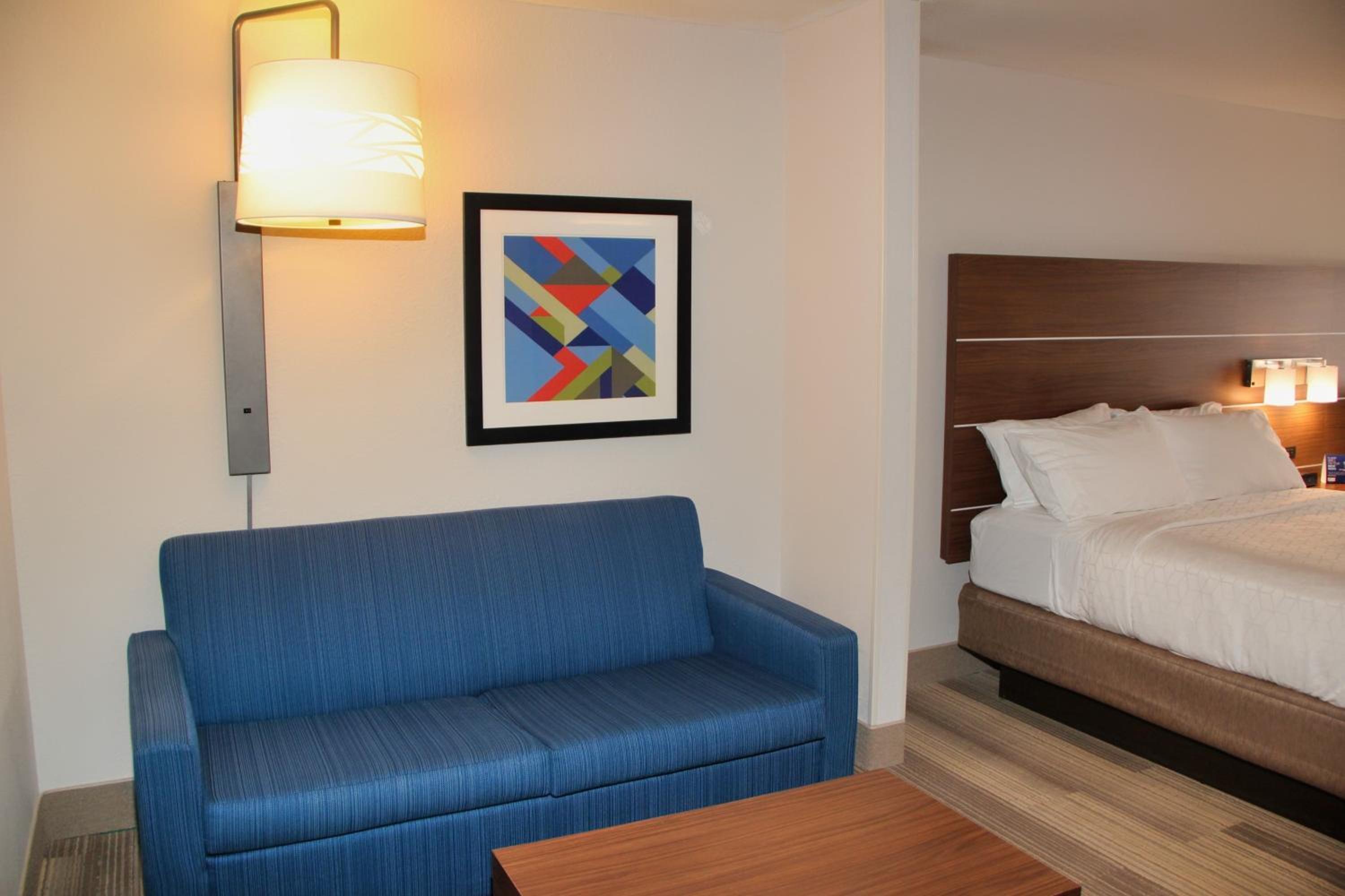 Queen Suite with Two Queen Beds and Sofa Bed - Photo 2
