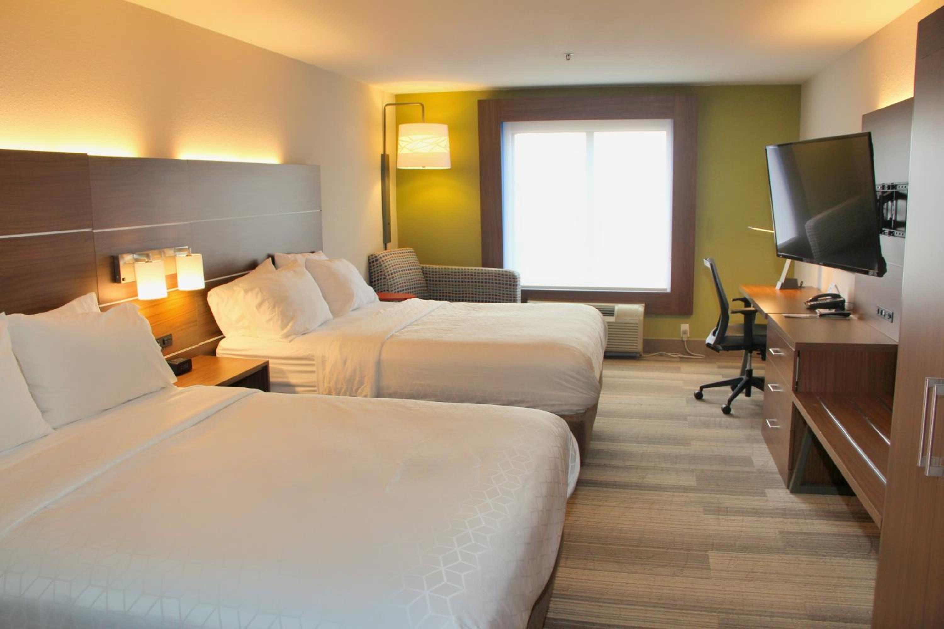 Standard Queen Room with Two Queen Beds and Bath/Shower - Photo 6