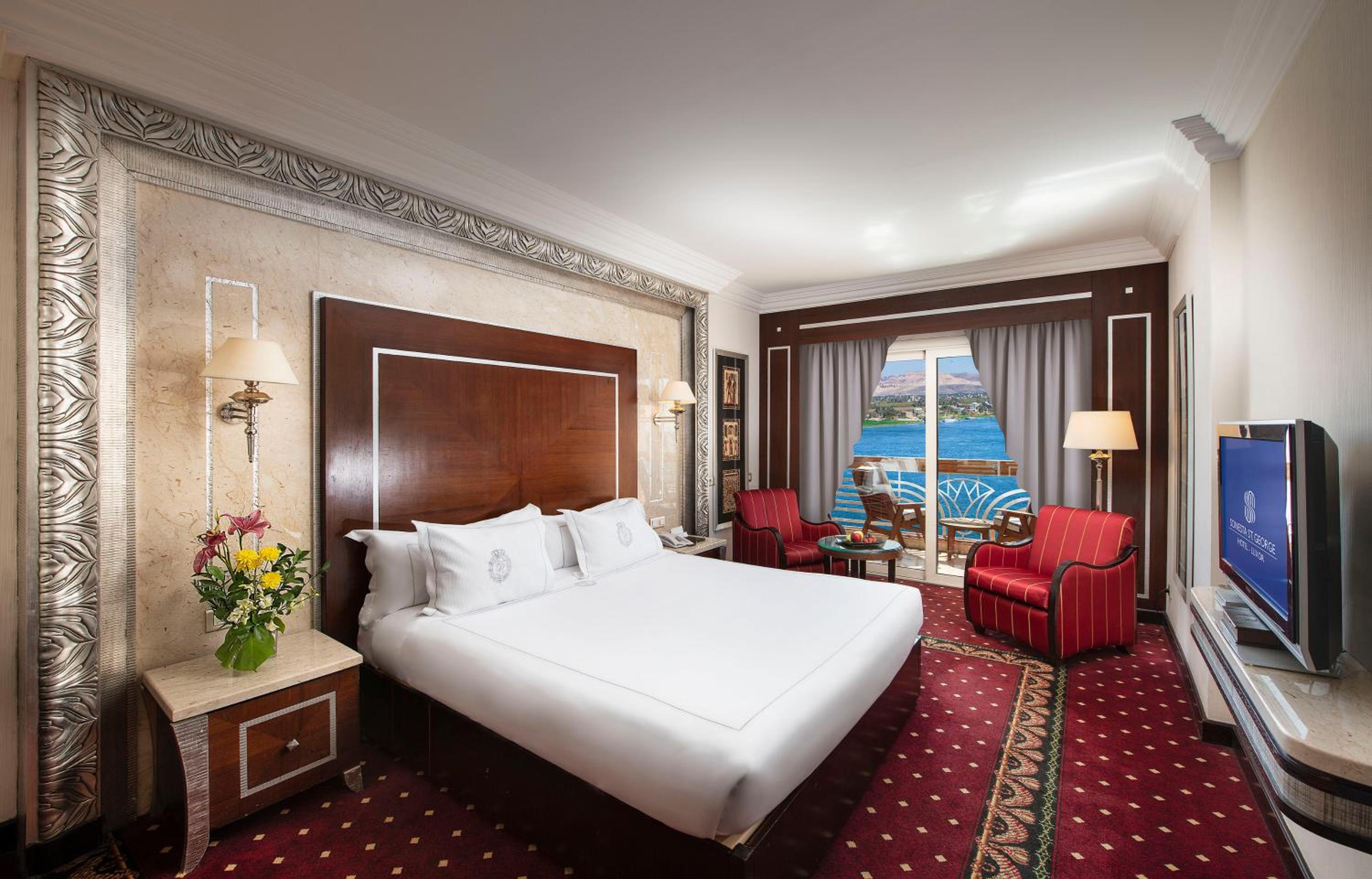 Royal Club Side Nile View Double or Twin Room thumbnail 6