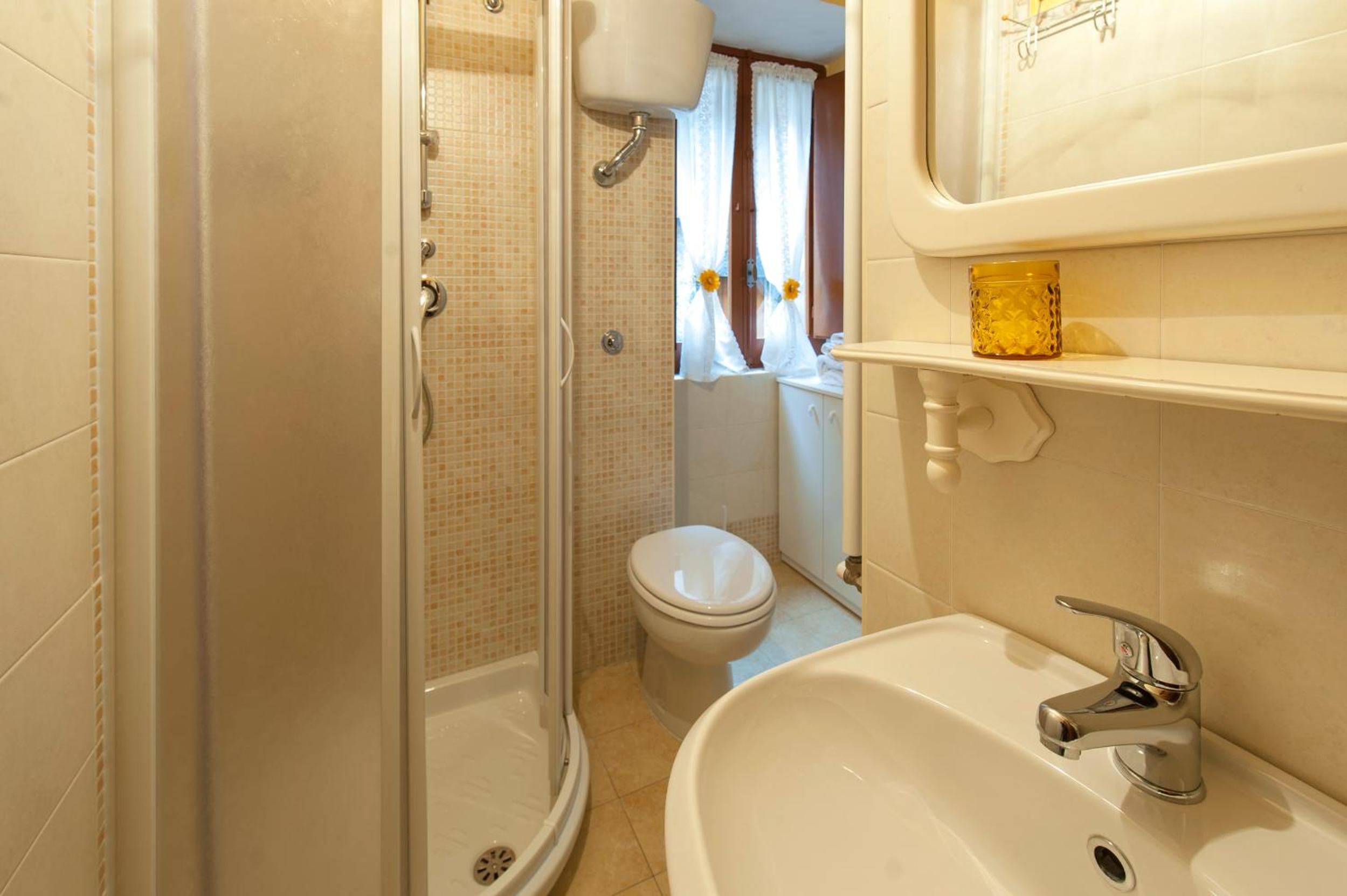 Quadruple Room with Balcony - Photo 6