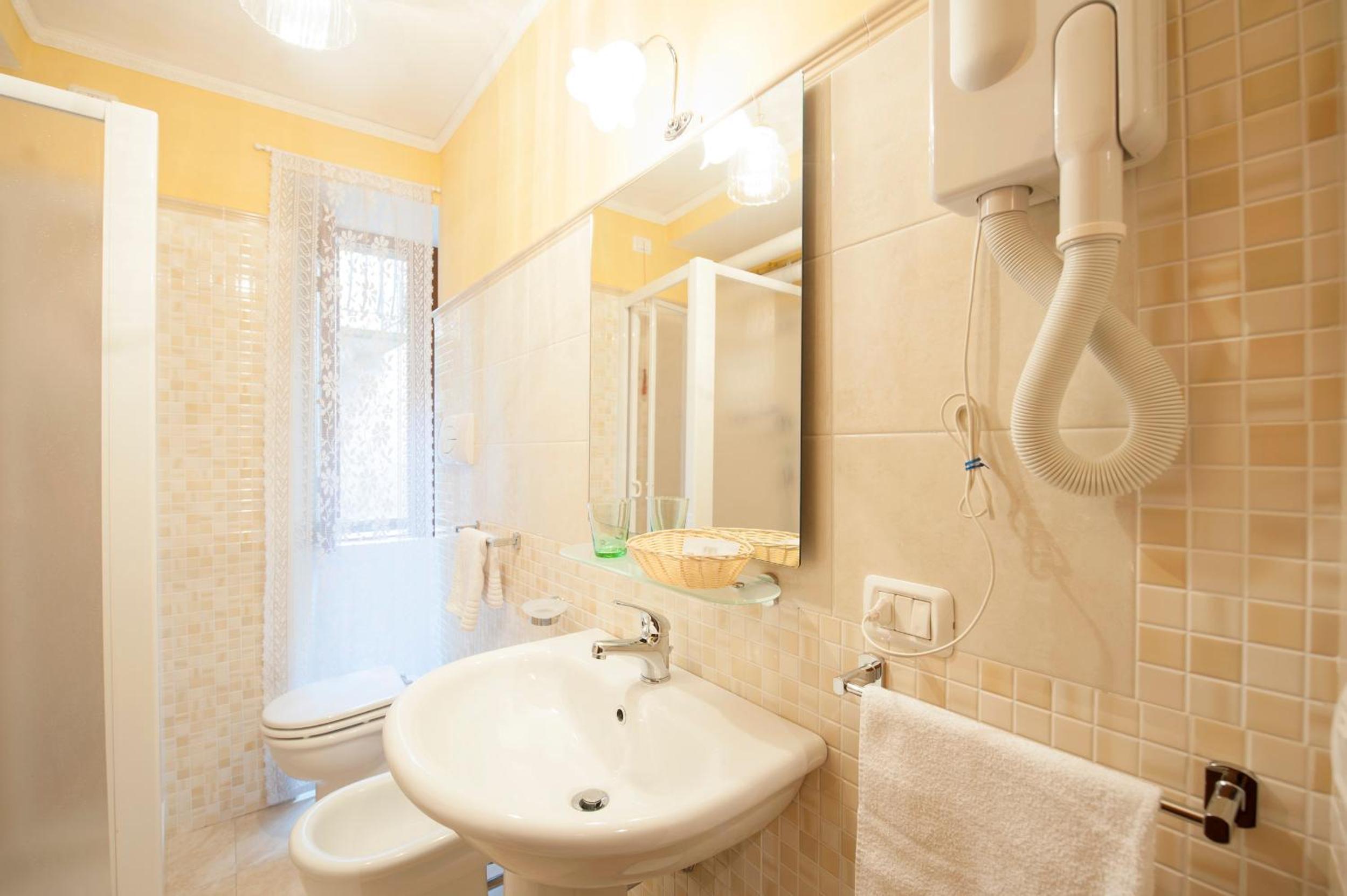 Double Room with Private External Bathroom - Photo 2