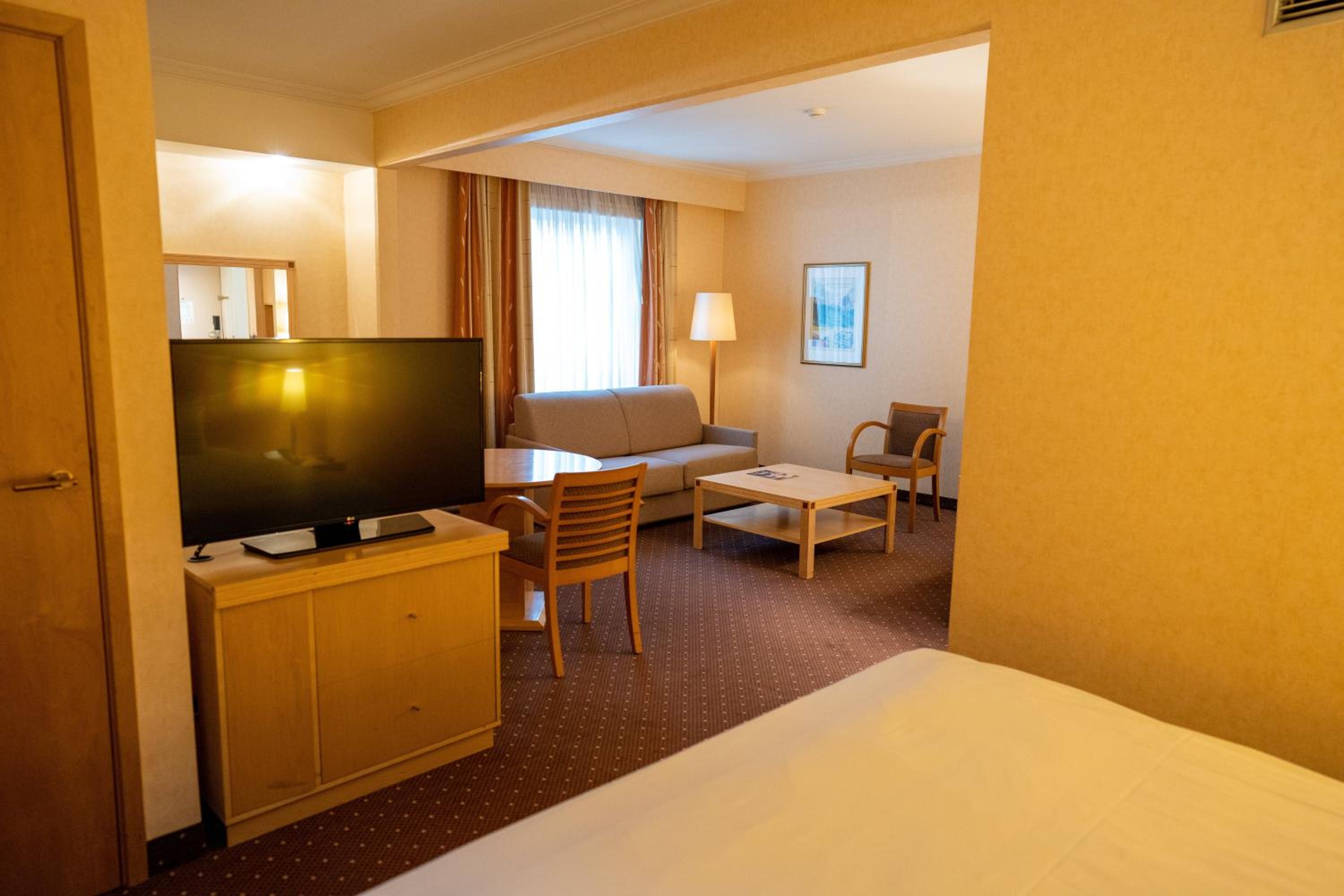 Premium King Room with Sofa Bed - Photo 8
