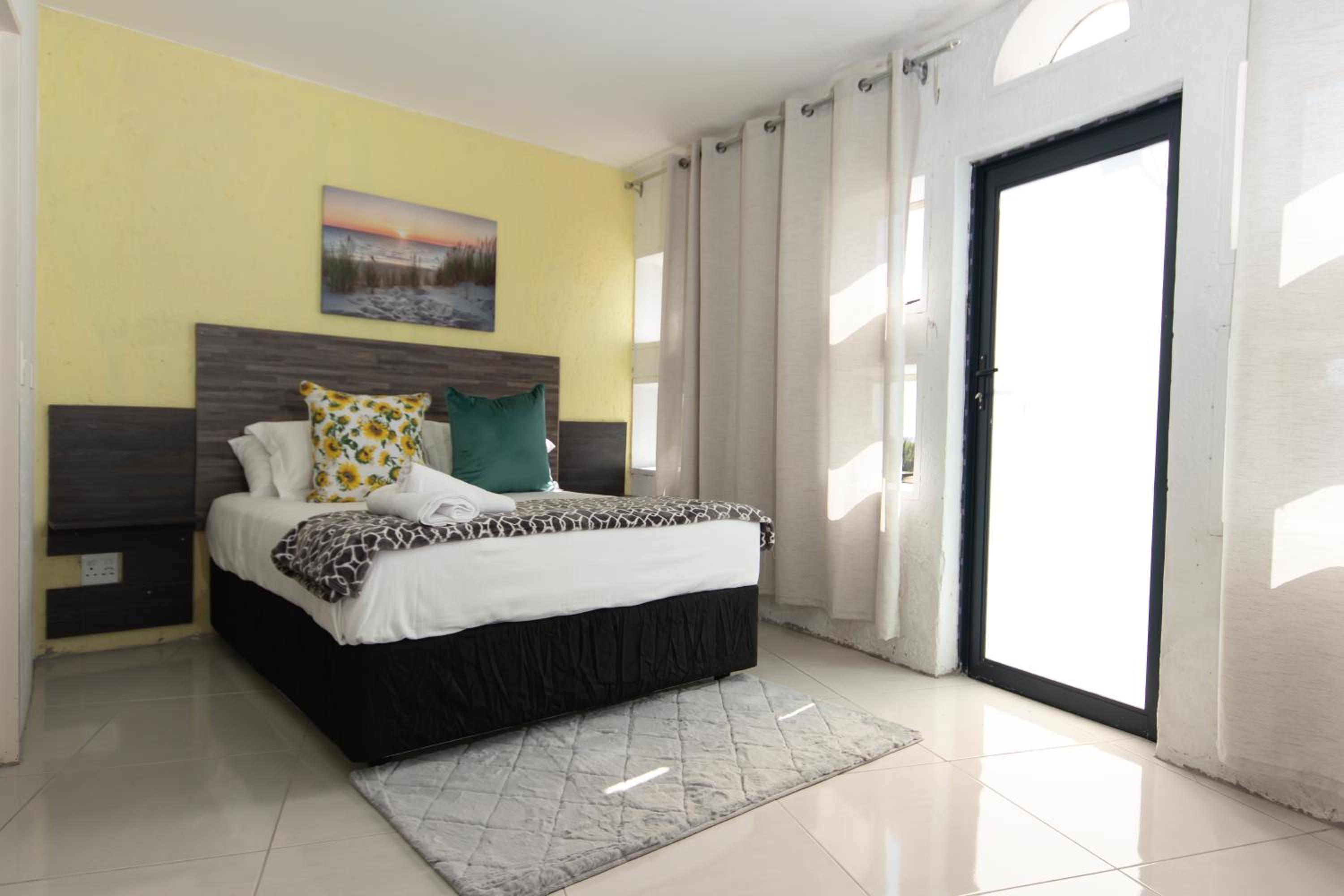Standard Queen Room photo 3