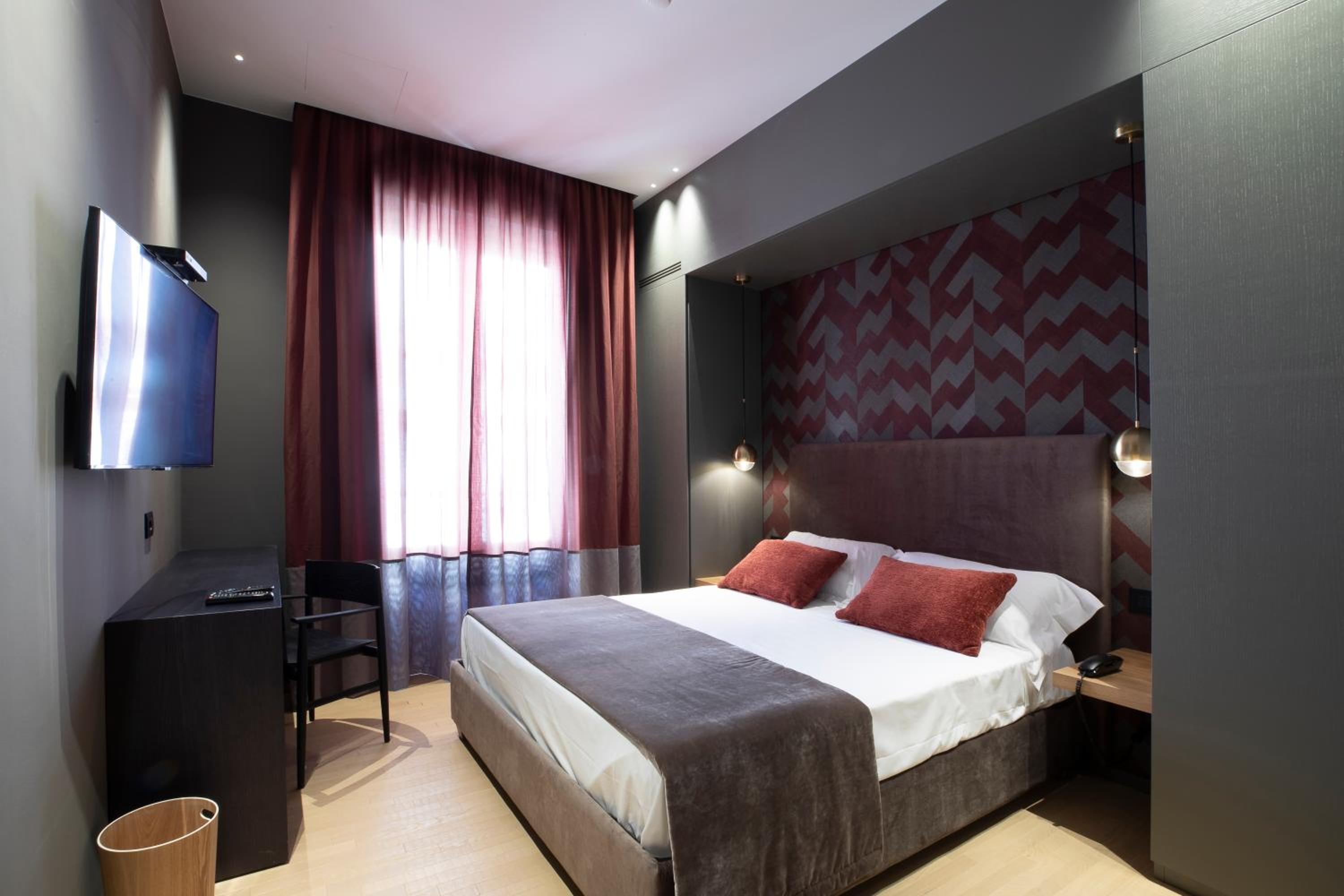 Deluxe Double Room with Balcony photo 3