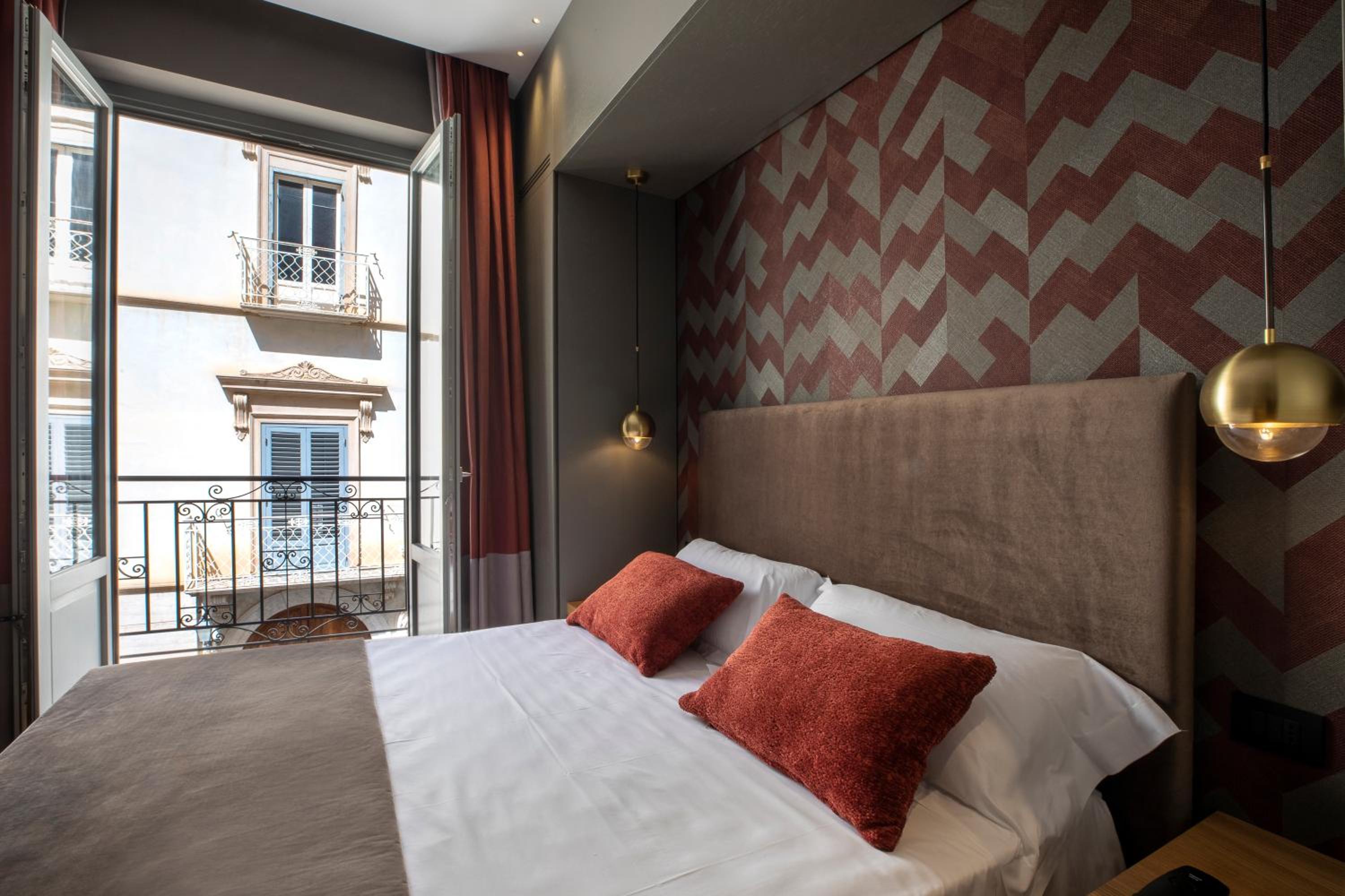 Deluxe Double Room with Balcony photo 1