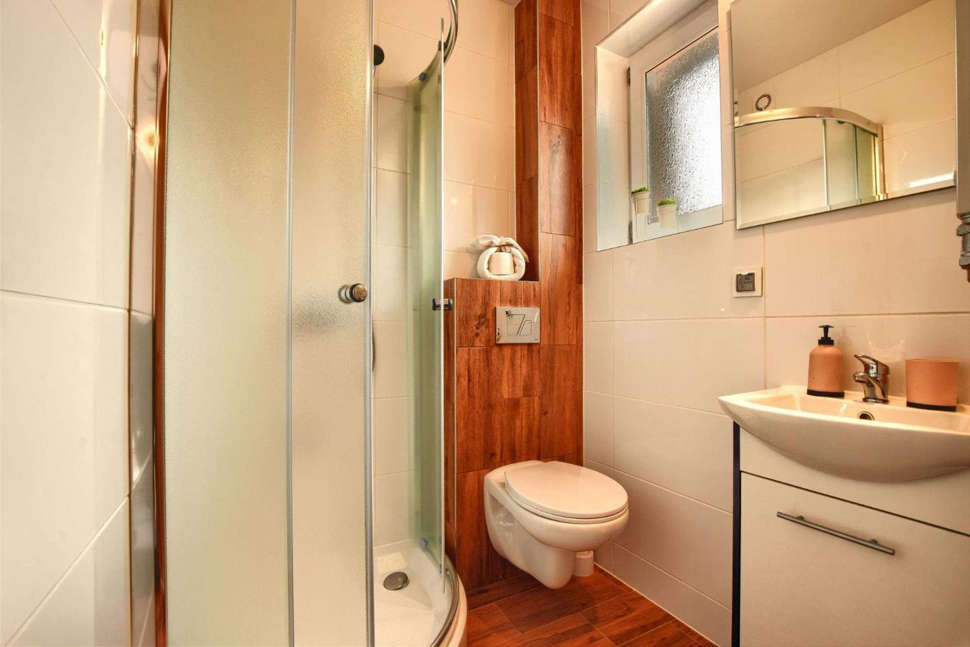 Apartment with Mountain View - Photo 4