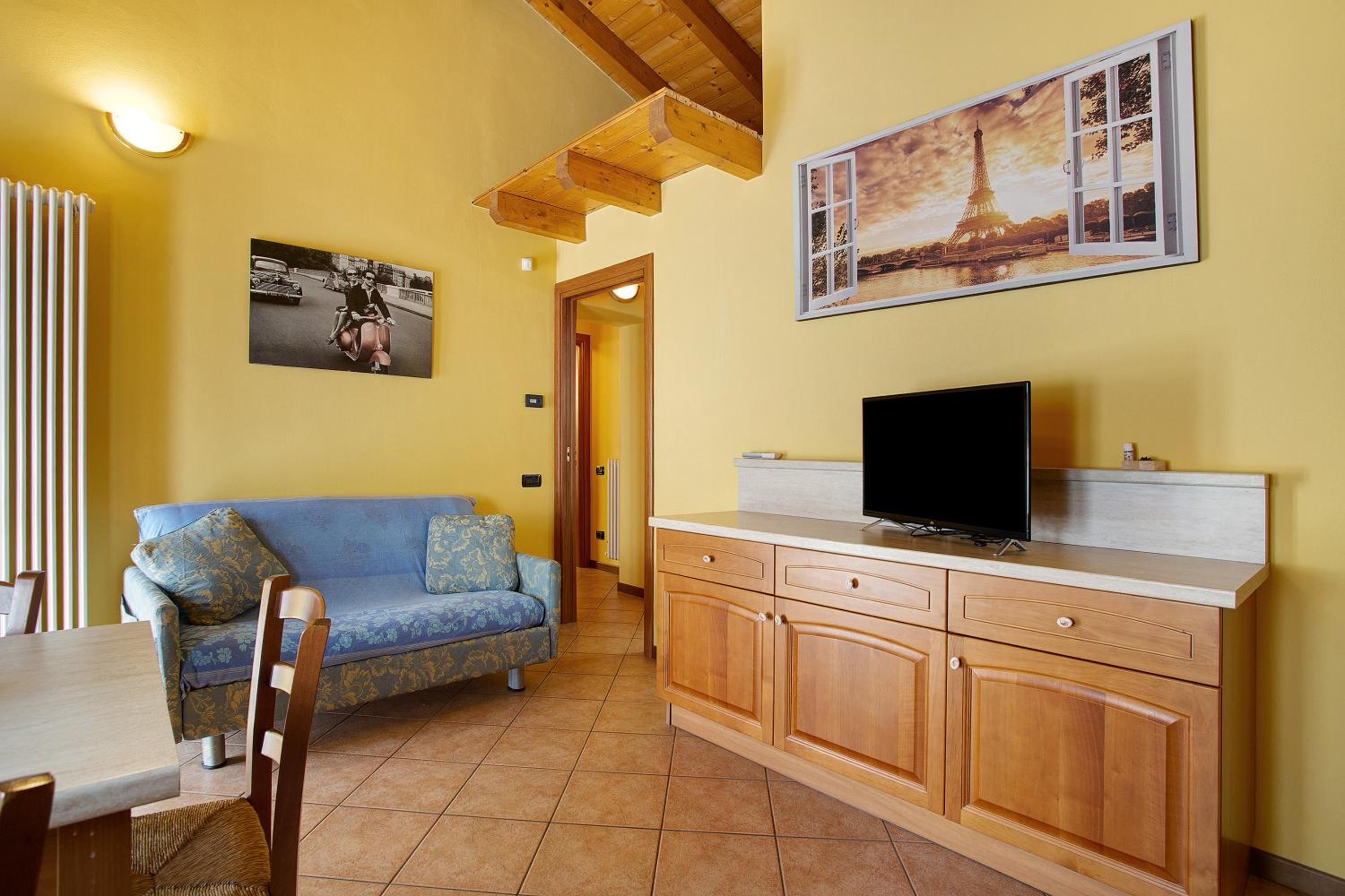 Two-Bedroom Deluxe Apartment with Balcony photo 1