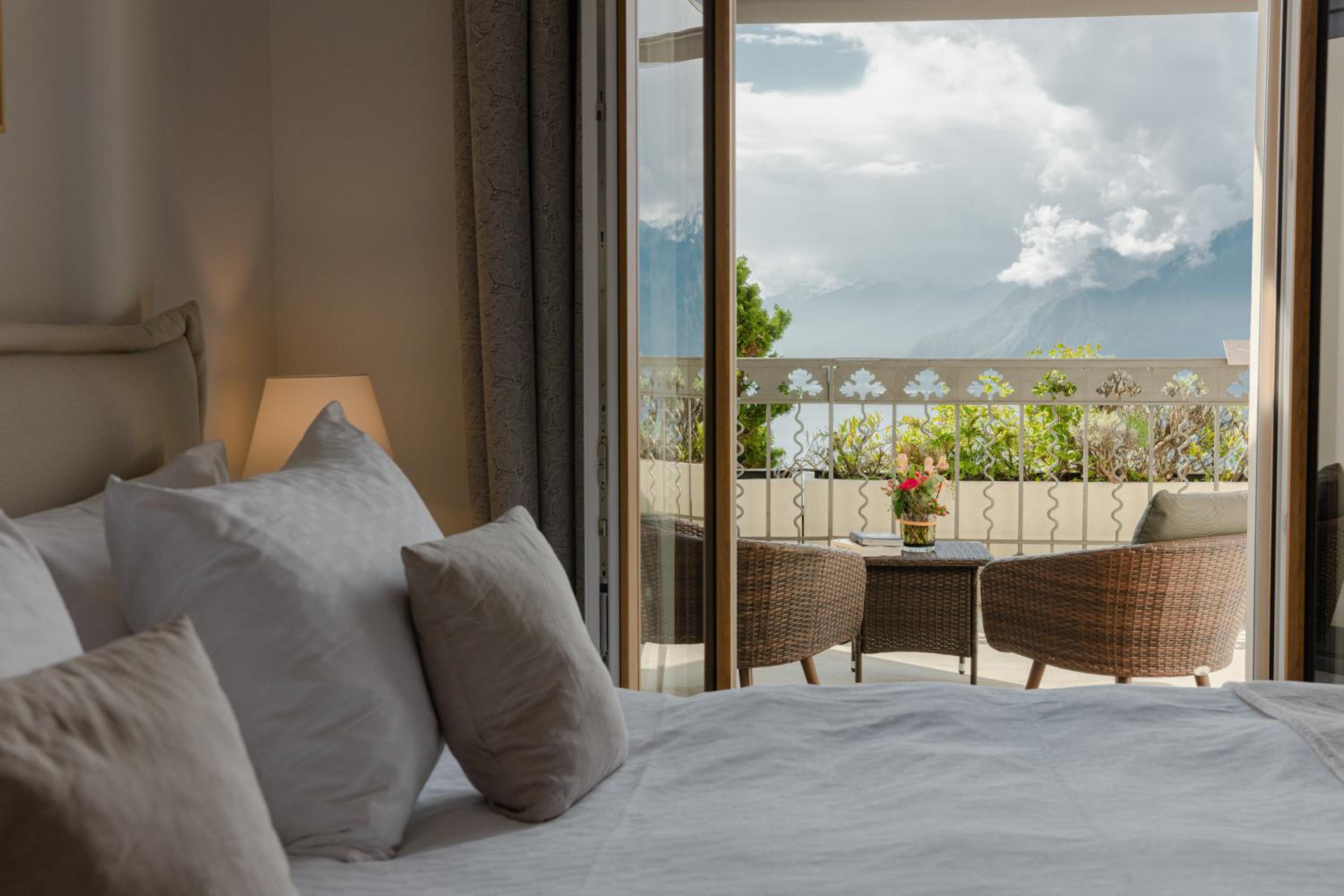 Deluxe Double Room with Balcony and Lake View photo 3