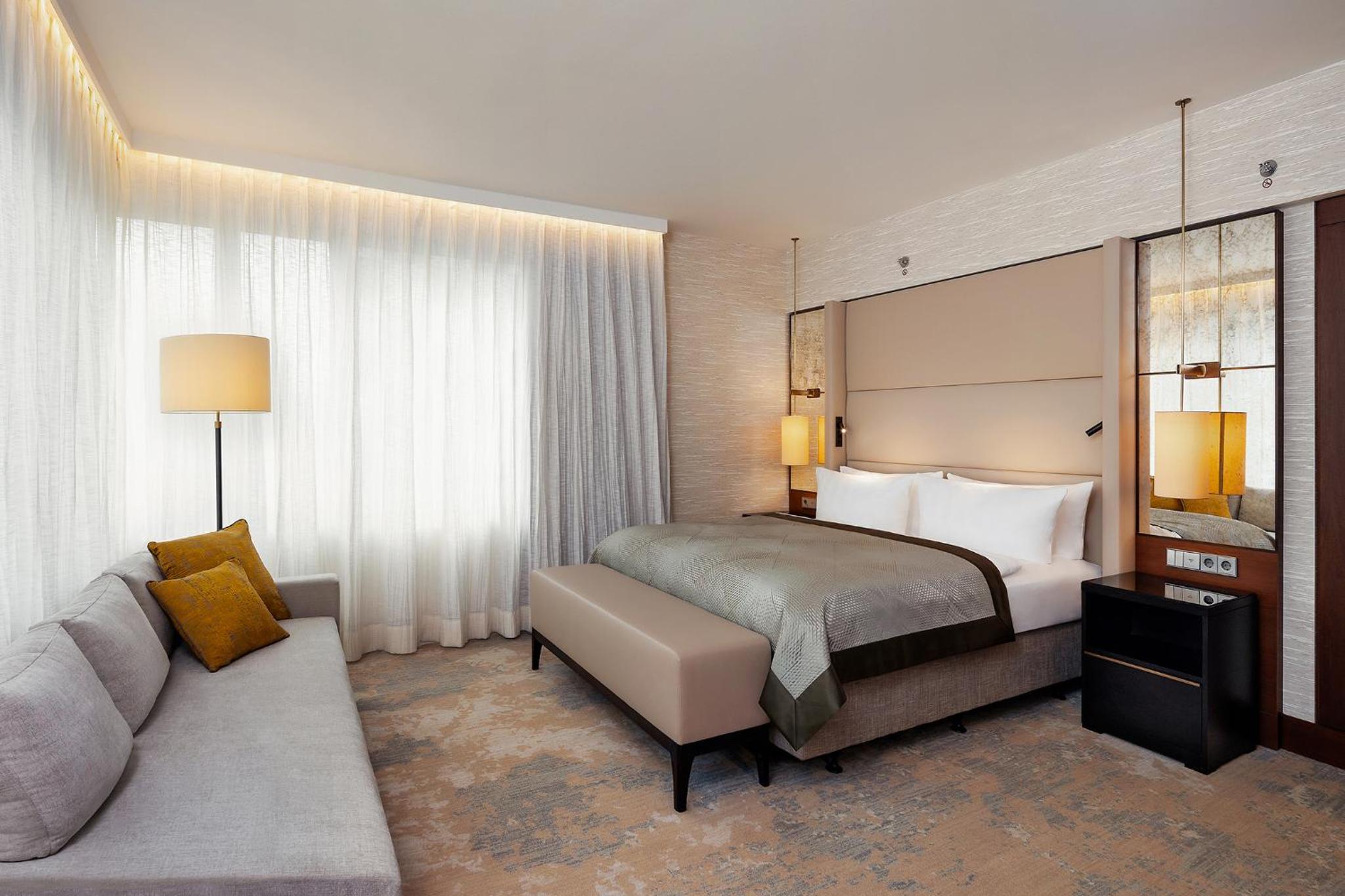 Premium King Room thumbnail 5