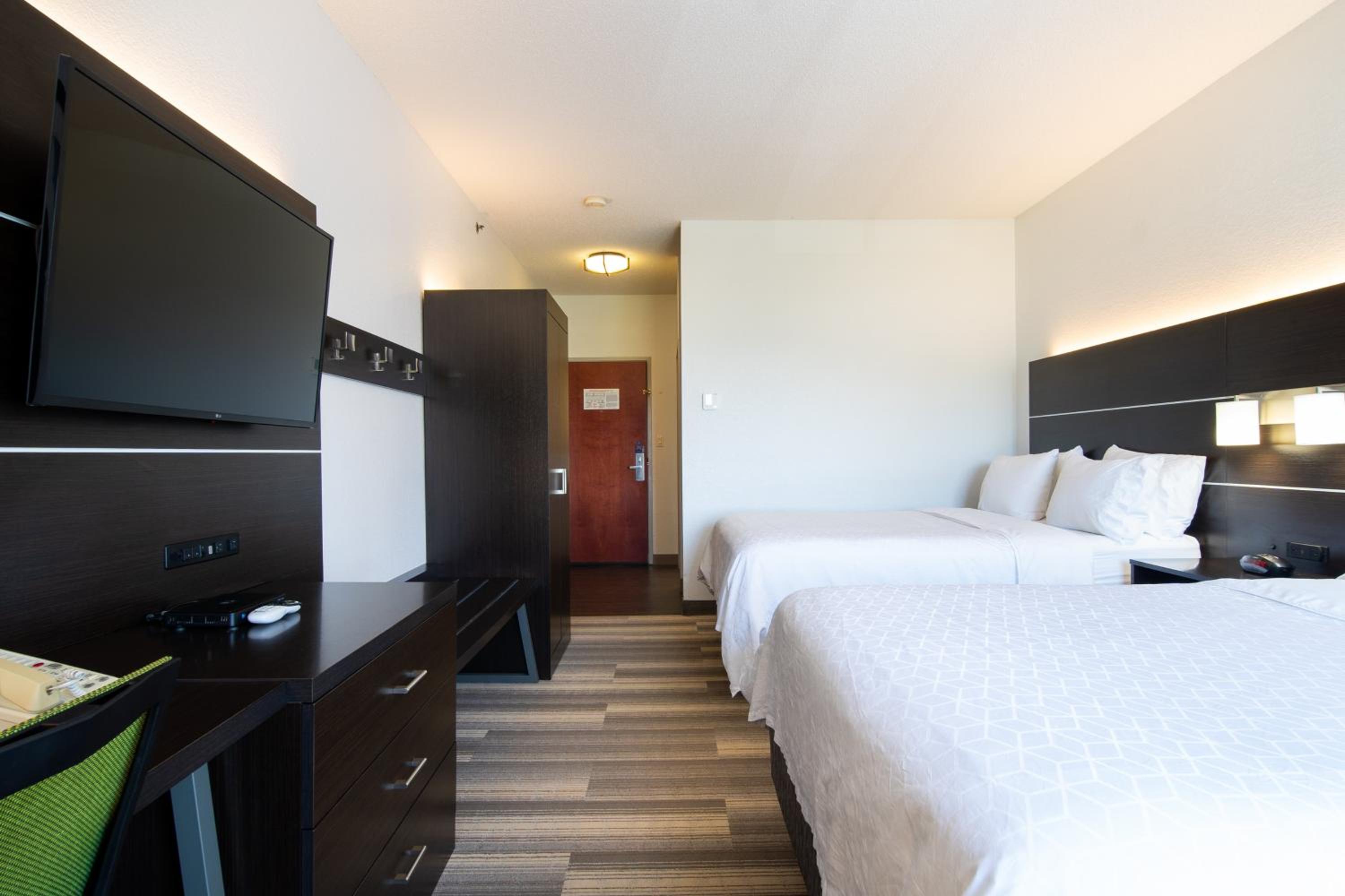 Standard Room with Two Queen Beds - Photo 1