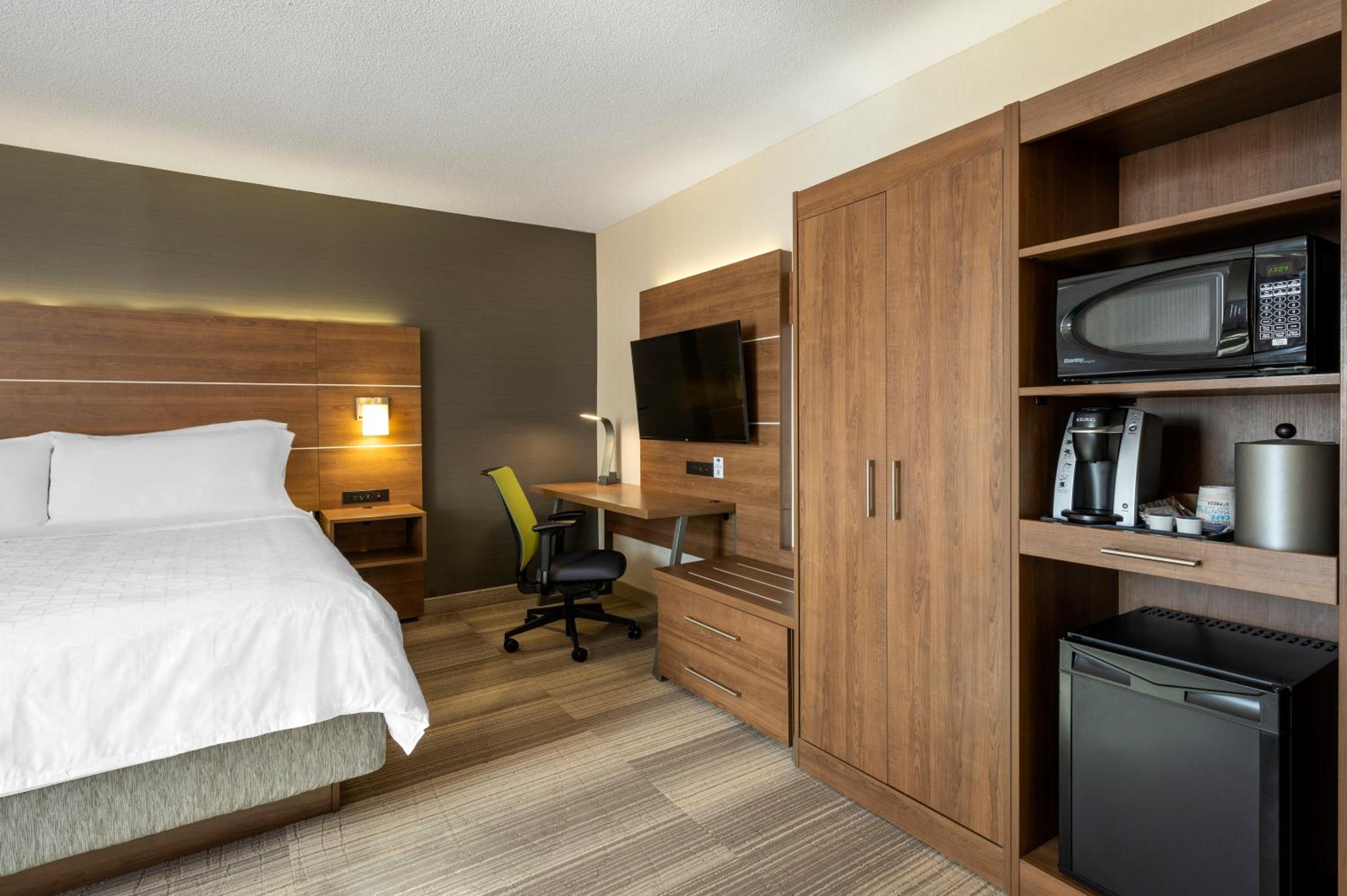 Standard King Room with Extra Space - Photo 5