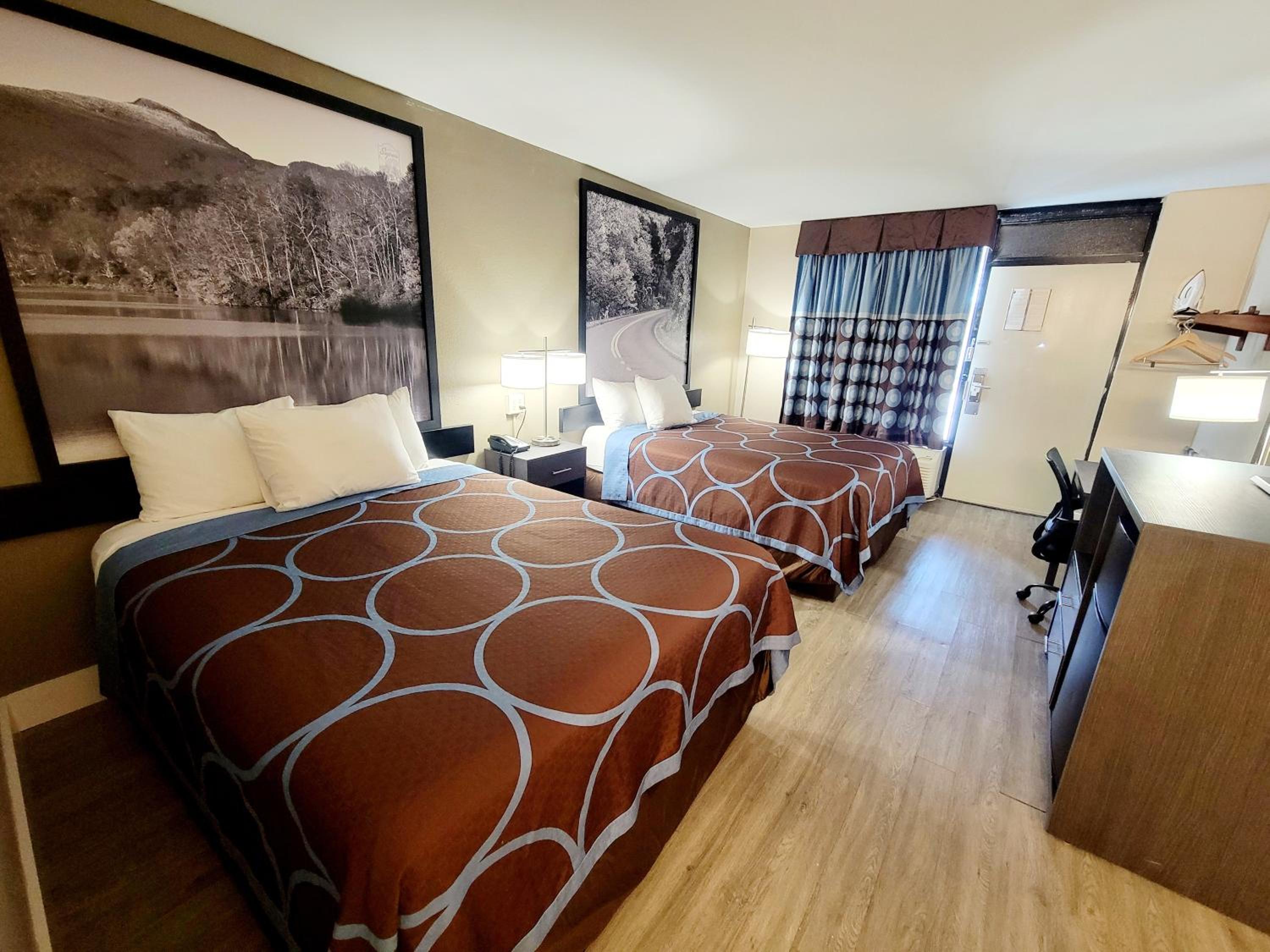 Double Room with Two Double Beds - Smoking - Photo 3